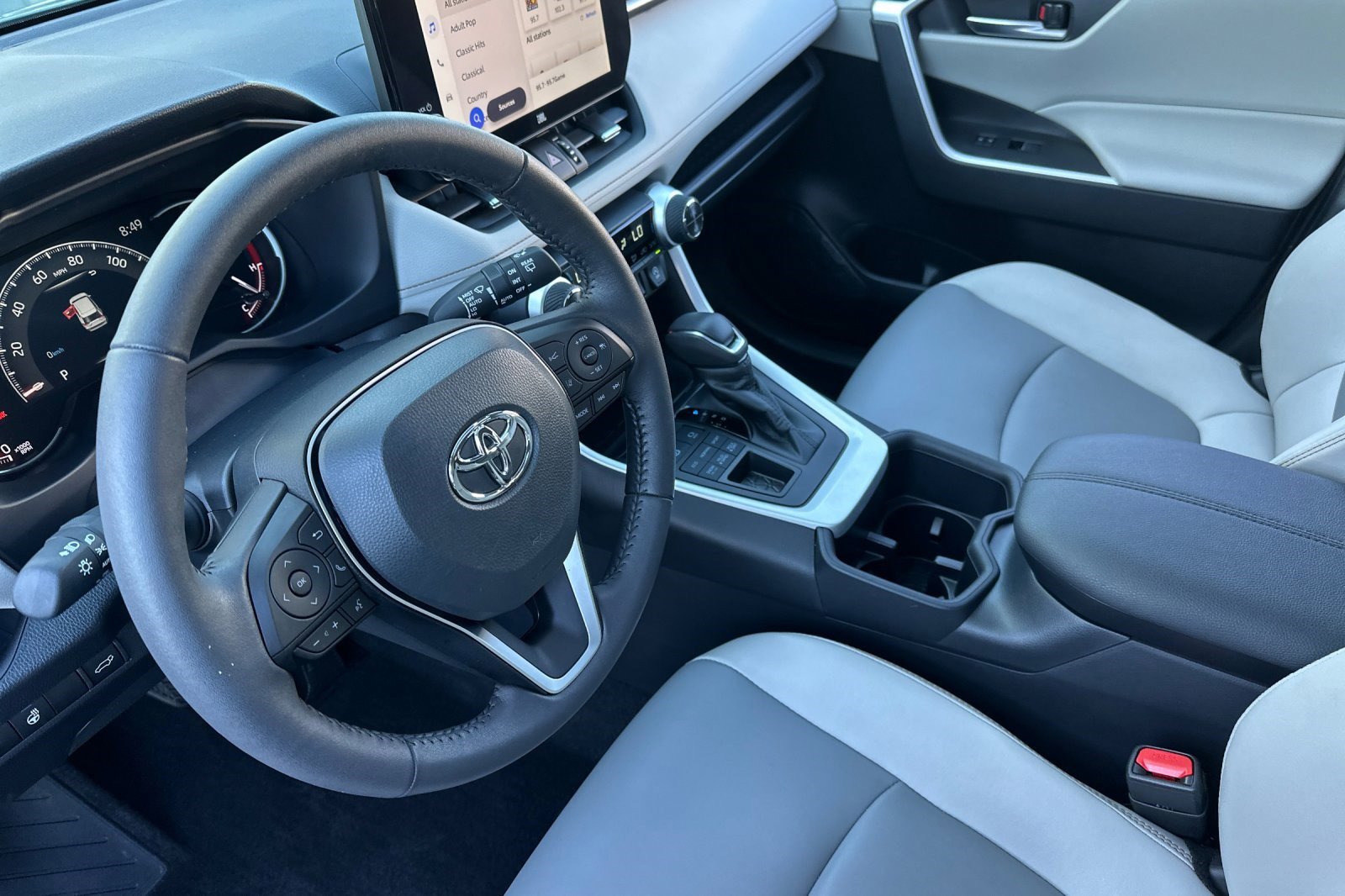 2023 Toyota RAV4 XLE Premium photo 4
