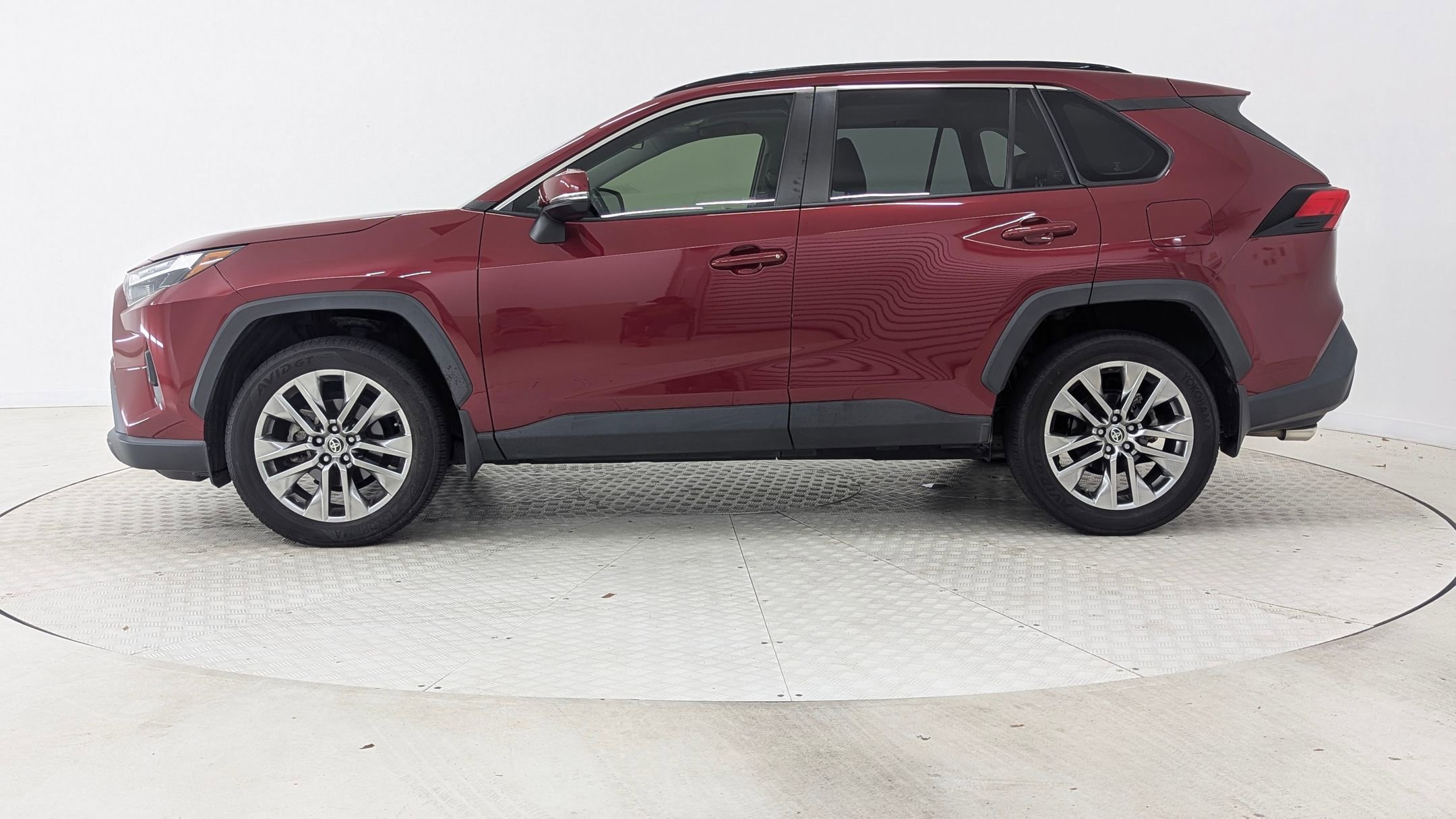 2022 Toyota RAV4 XLE Premium photo 2