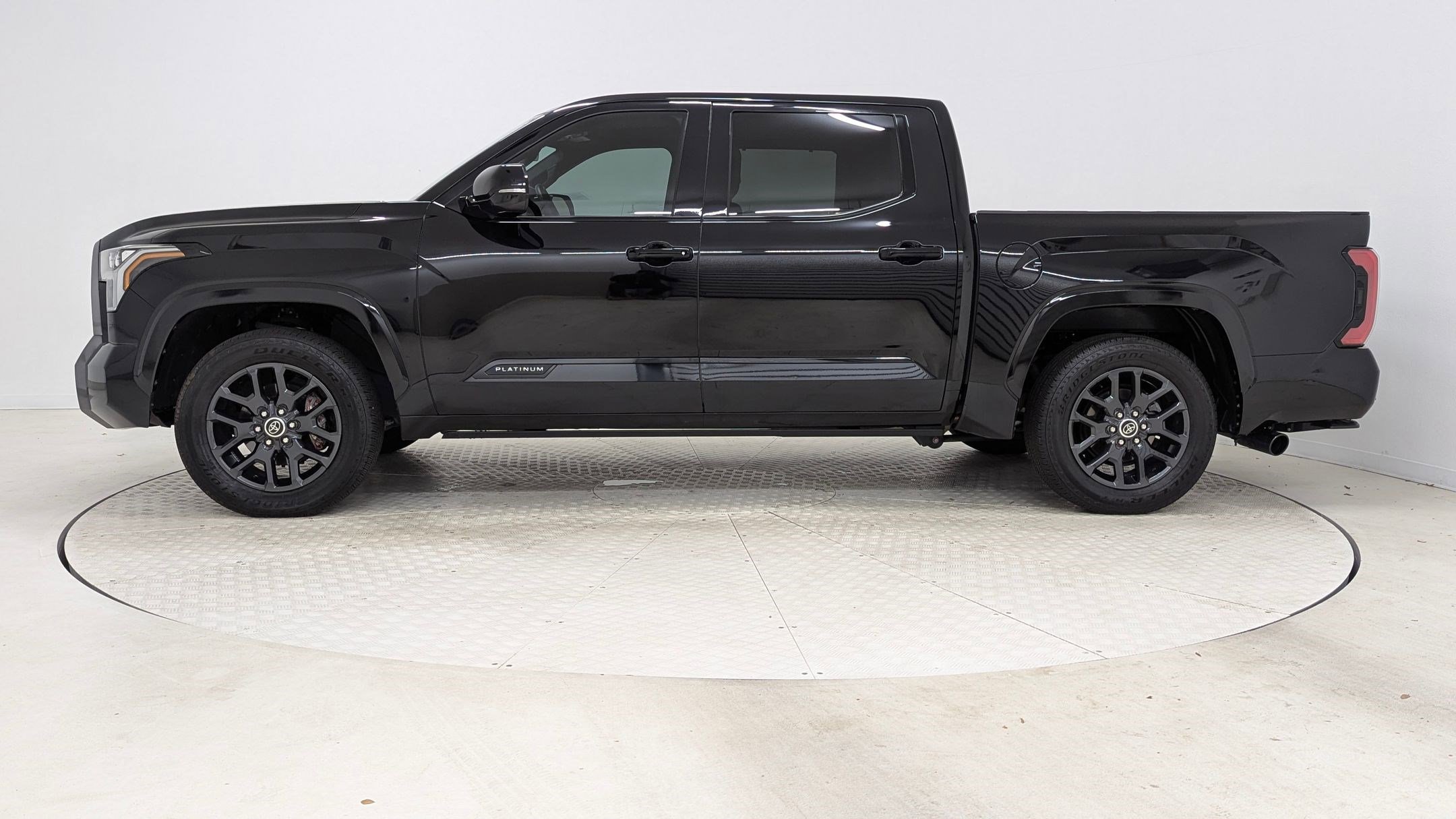 2023 Toyota Tundra Platinum photo 2