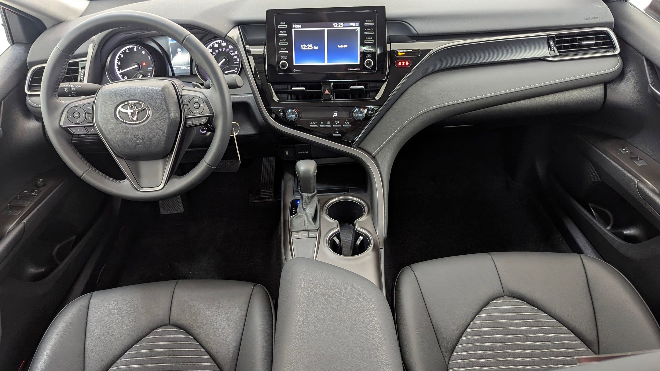 2023 Toyota Camry SE photo 4