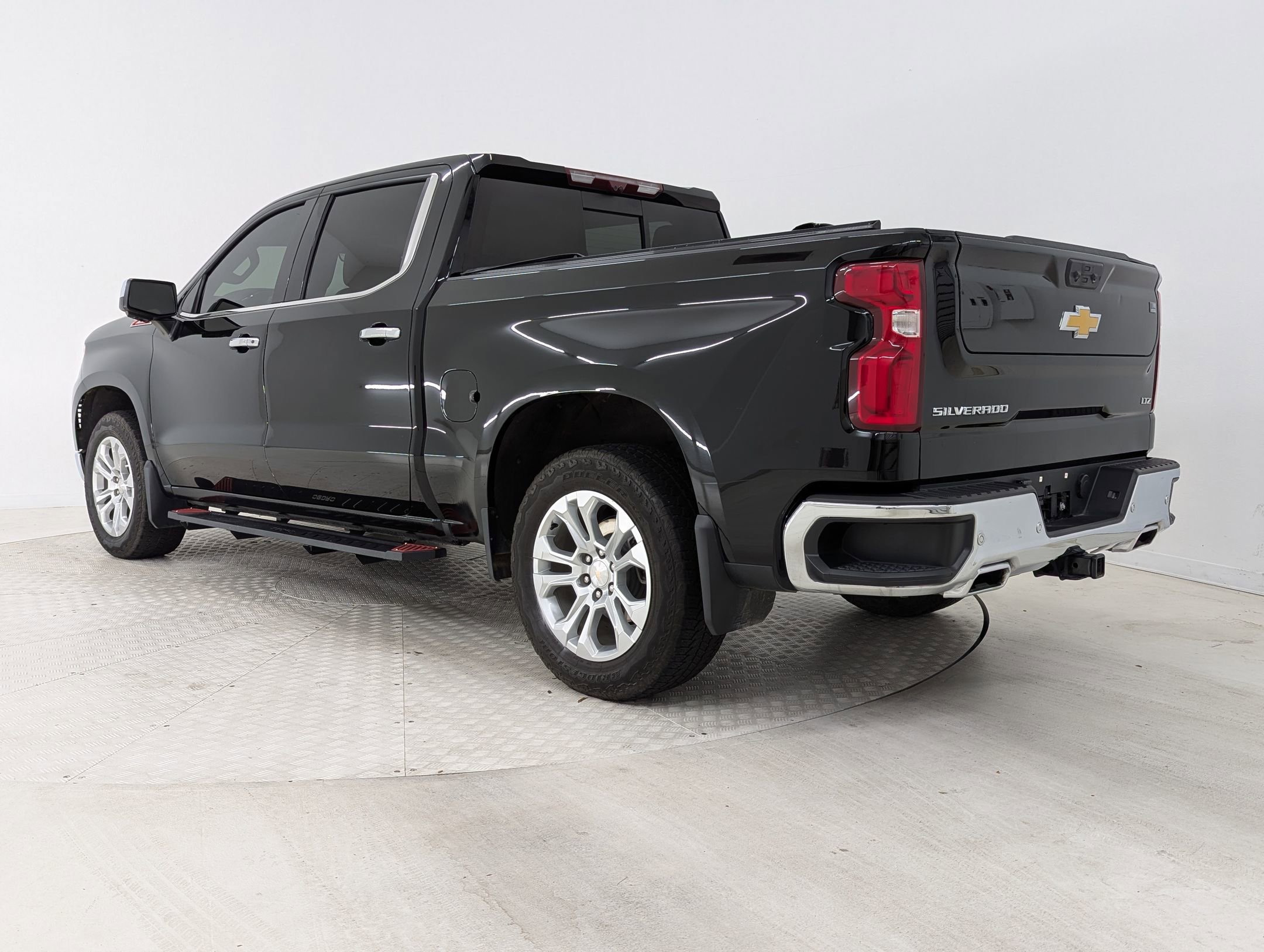 2024 Chevrolet Silverado 1500 LTZ photo 3