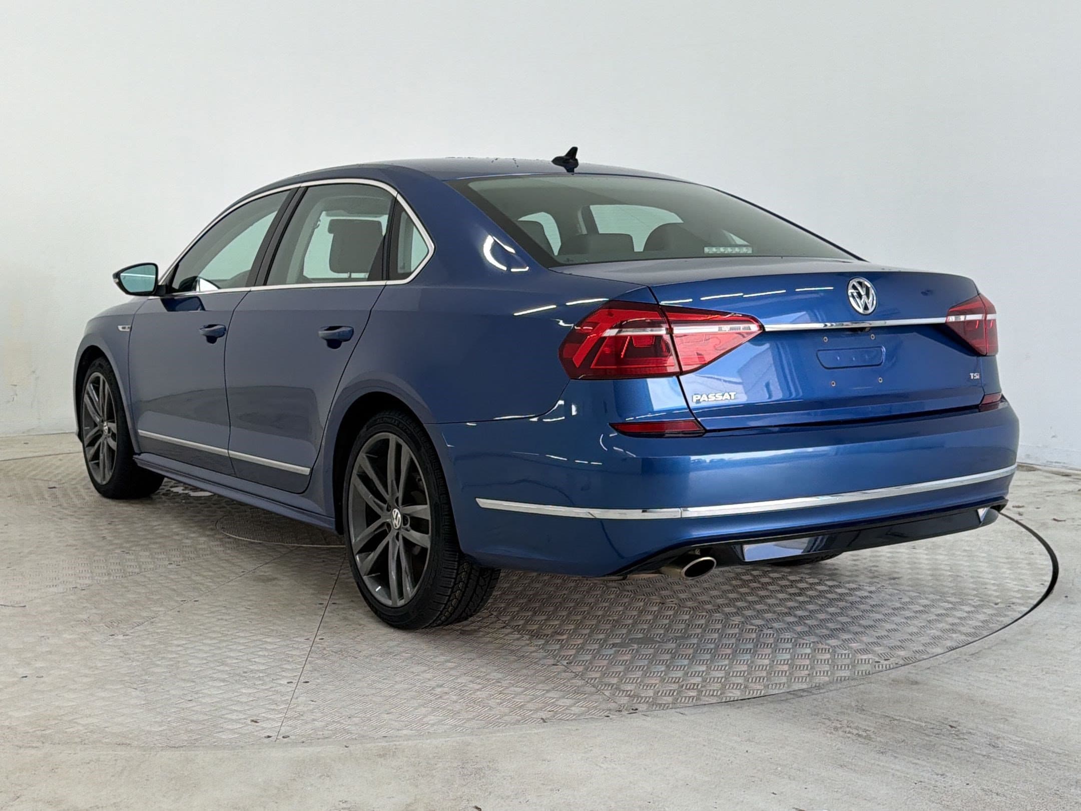 Passat R-Line W/Comfort Pkg Sedan