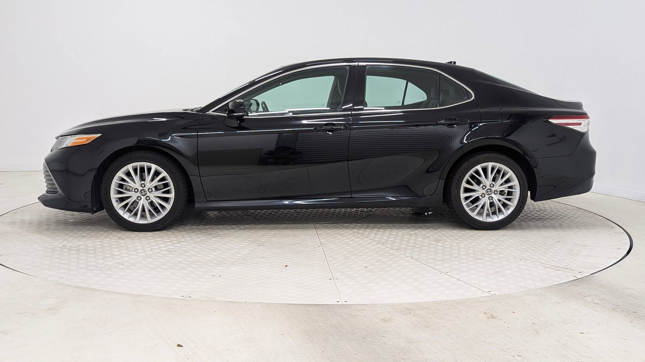 2019 Toyota Camry XLE photo 2
