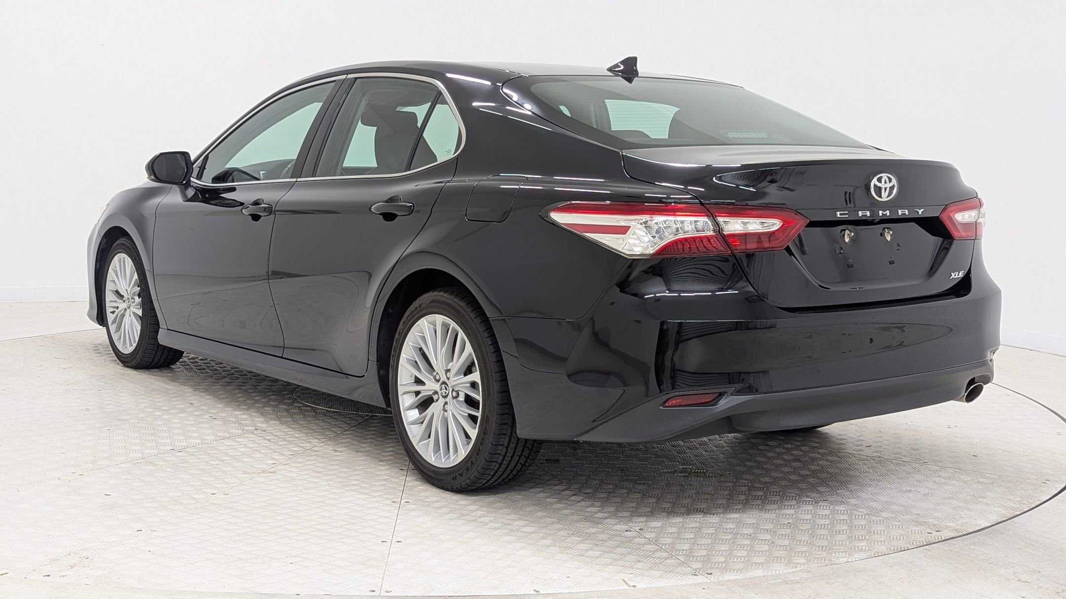 2019 Toyota Camry XLE photo 3