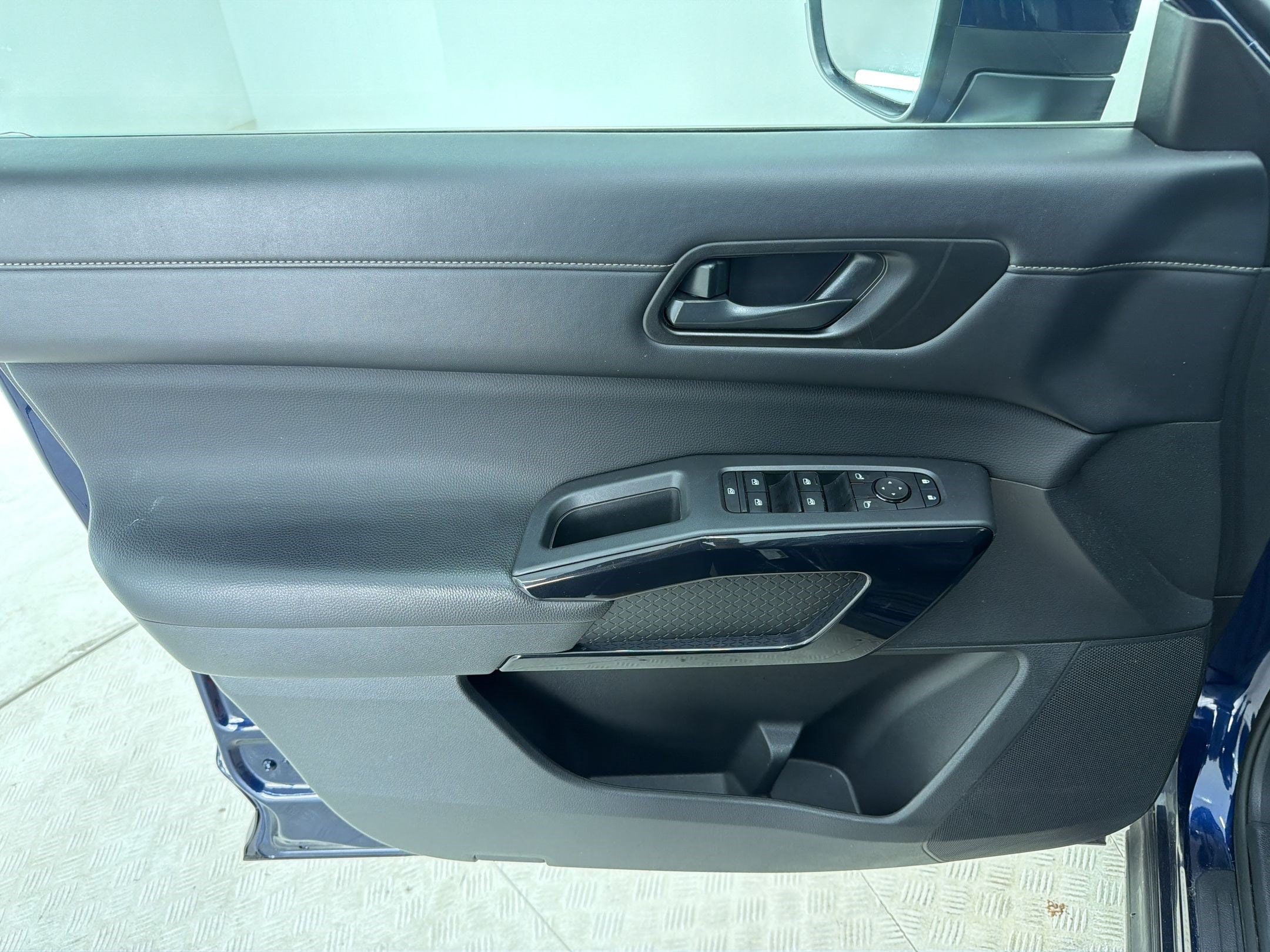 2025 Nissan Pathfinder SV - Photo 13