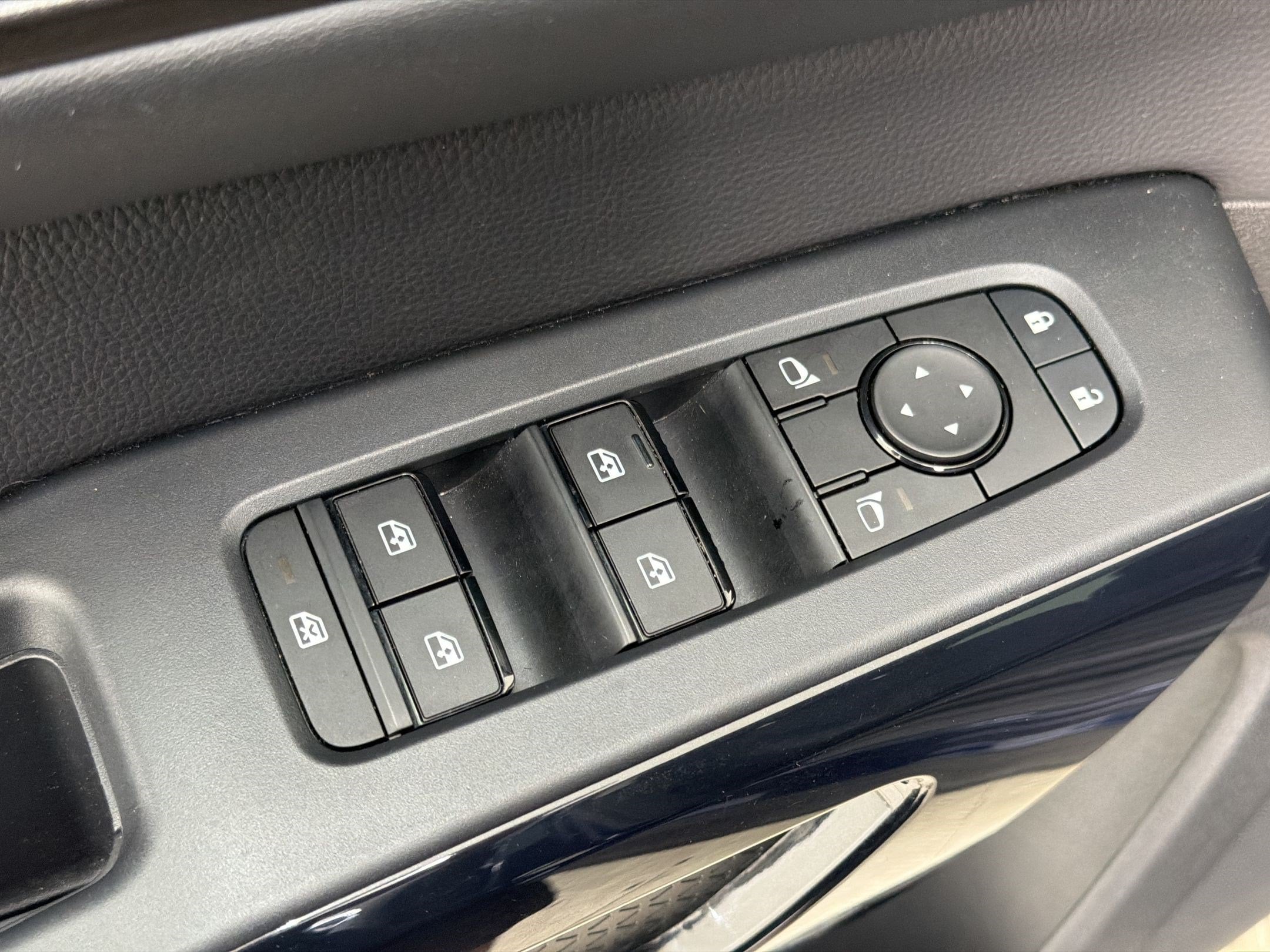 2025 Nissan Pathfinder SV - Photo 25