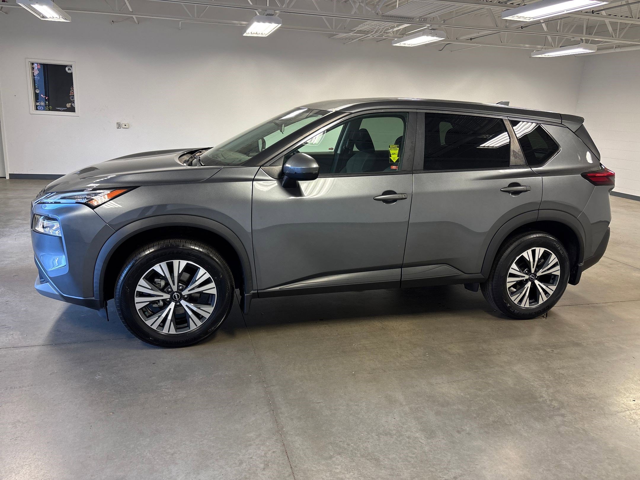 2022 Nissan Rogue SV photo 2