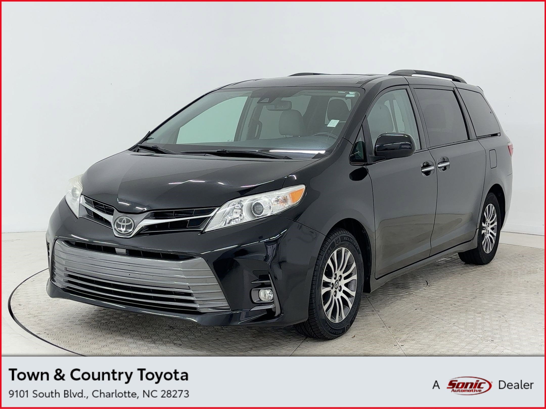 2019 Toyota Sienna XLE's photo
