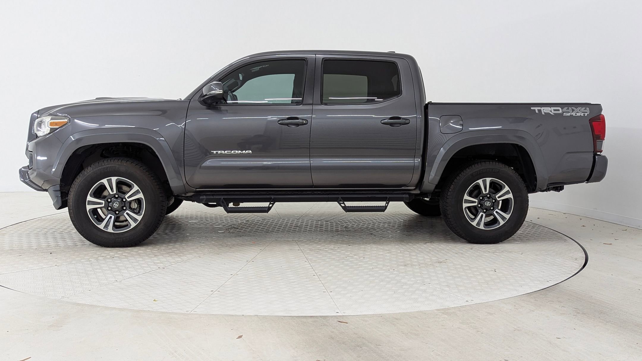 2018 Toyota Tacoma TRD Sport photo 2