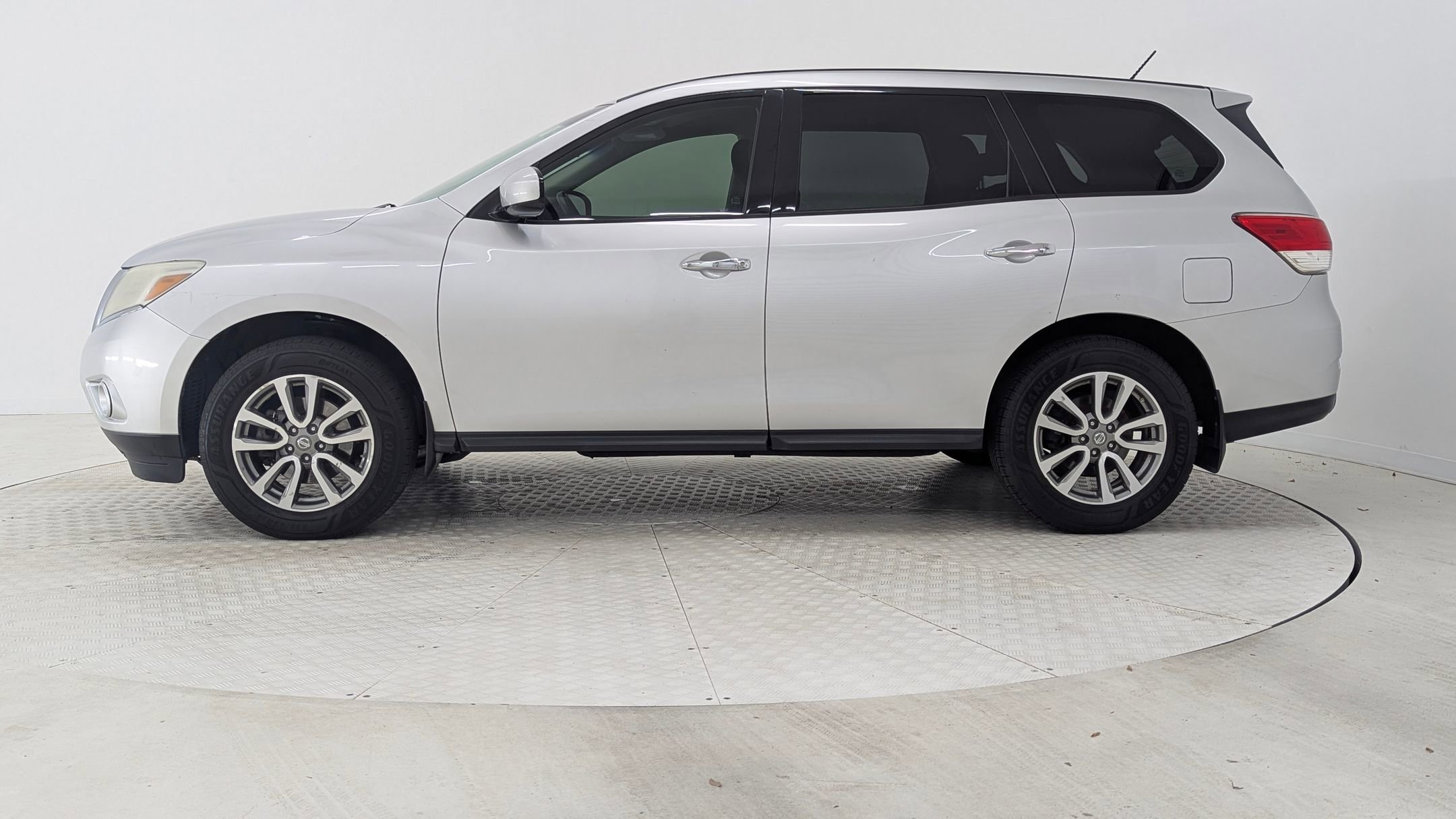2013 Nissan Pathfinder S photo 2