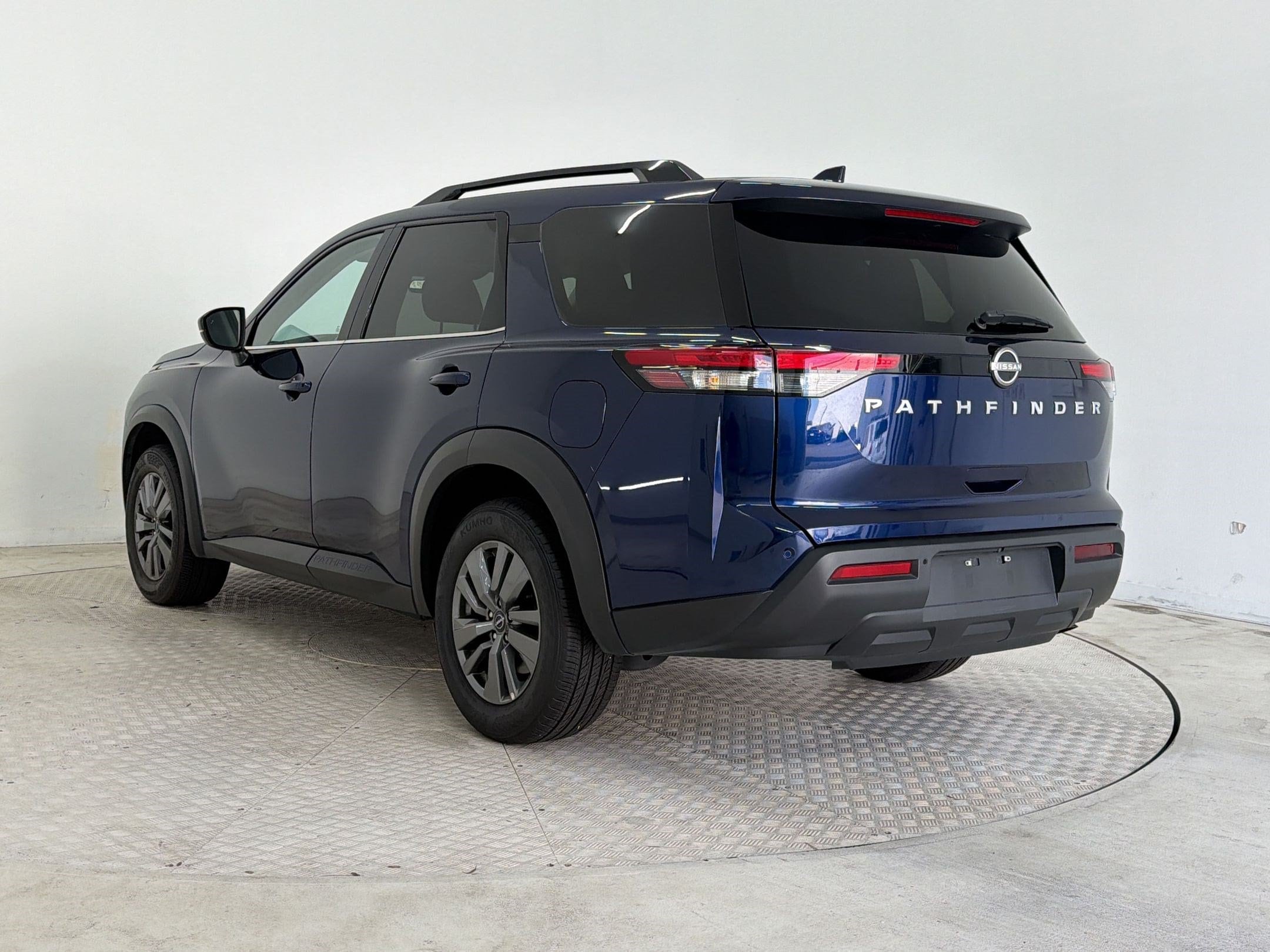 2025 Nissan Pathfinder SV - Photo 3