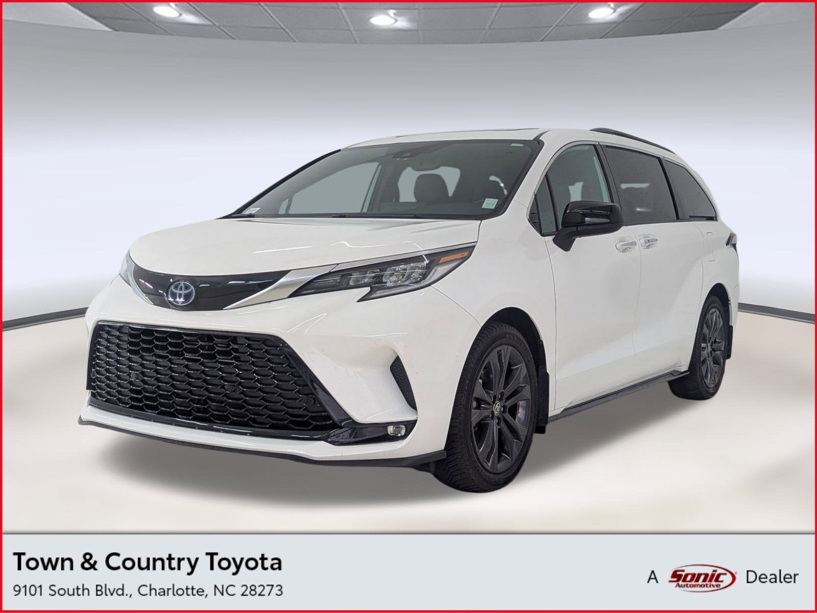 2022 Toyota Sienna XSE's photo