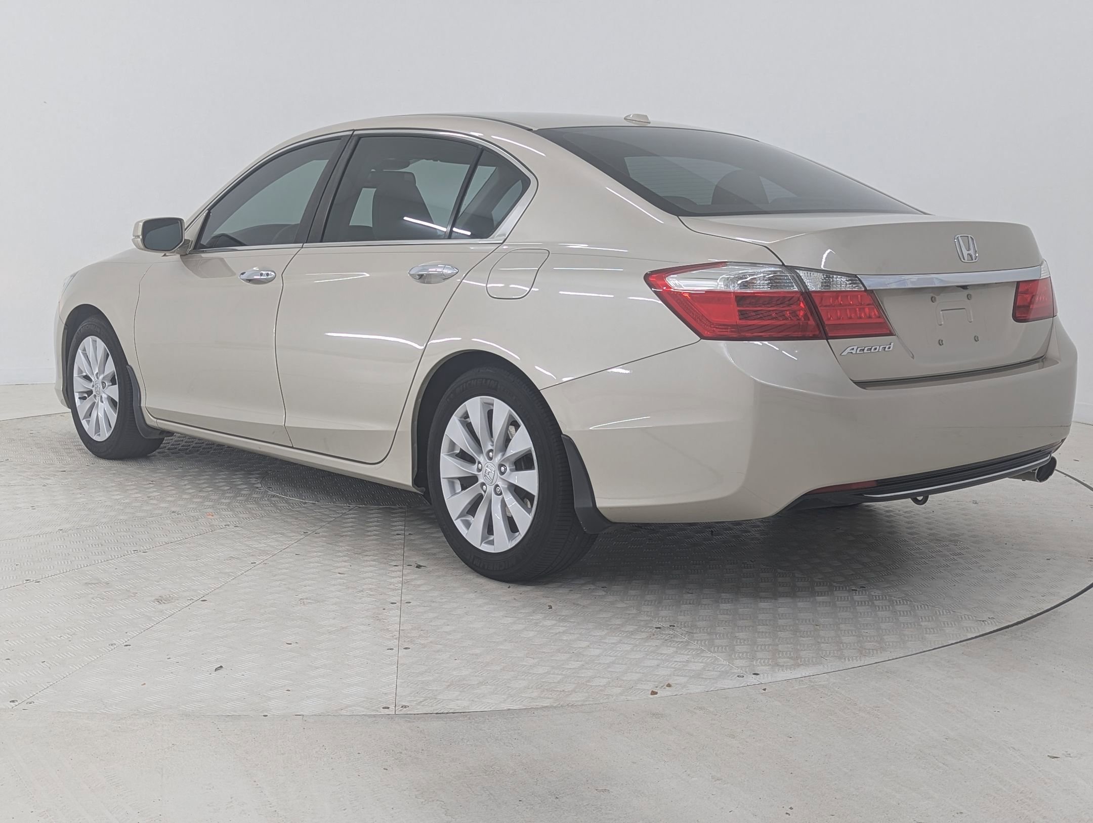 2023 Toyota Camry LE photo 3