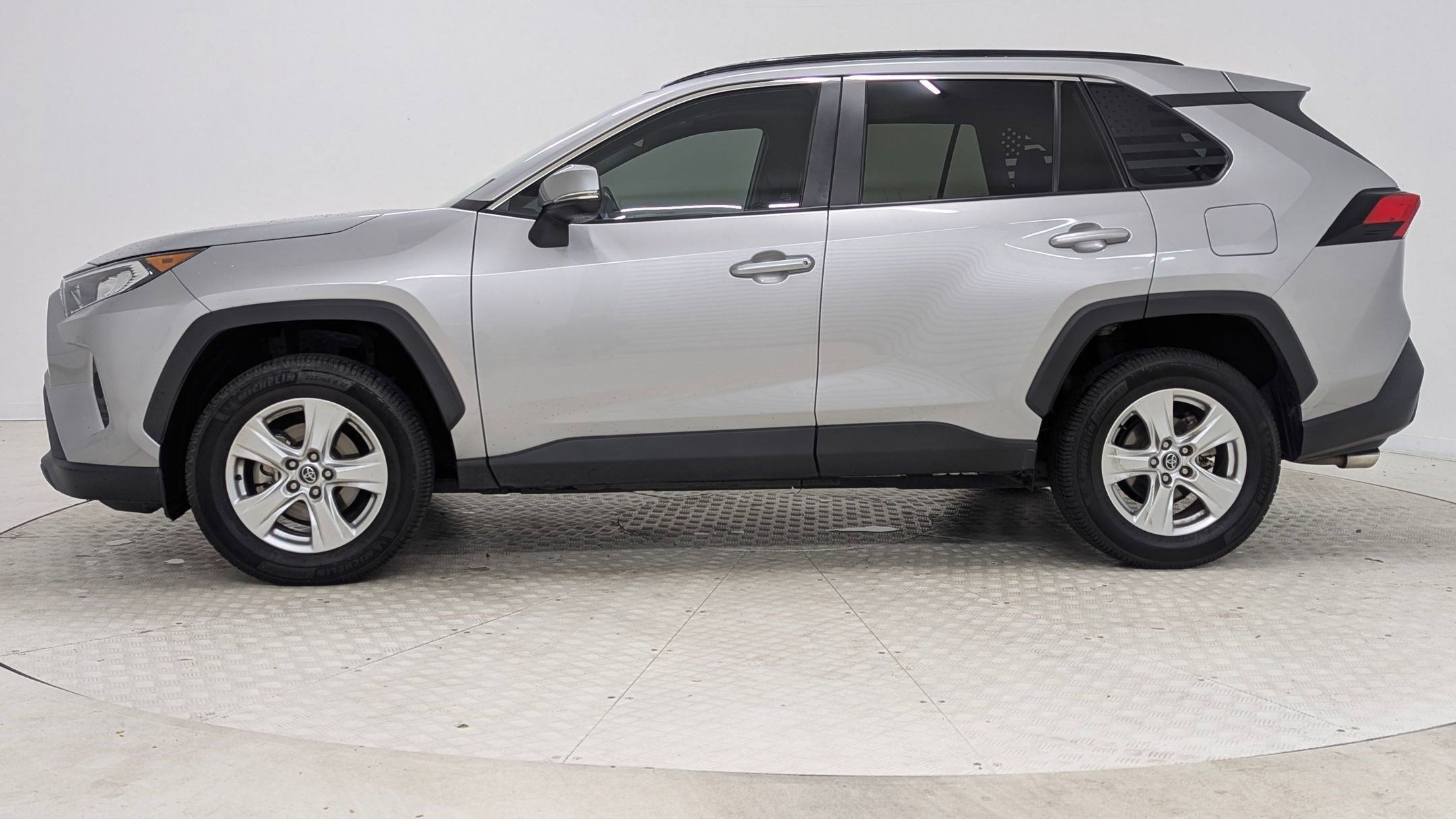 2020 Toyota RAV4 XLE photo 2