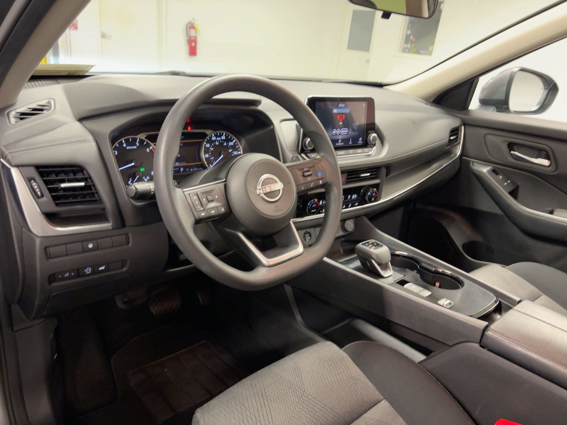 2024 Nissan Rogue SV photo 4