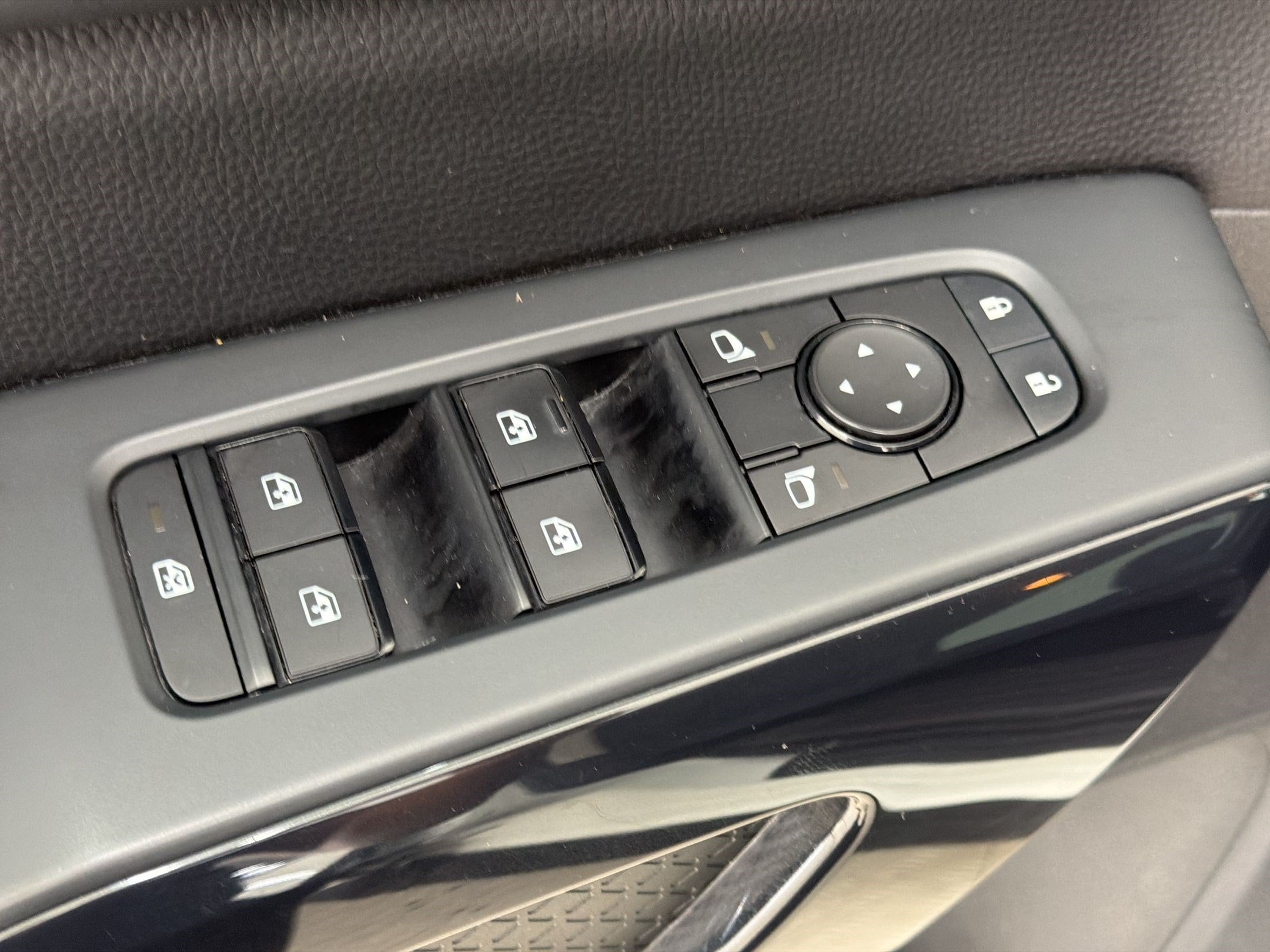 2023 Nissan Pathfinder SV - Photo 24