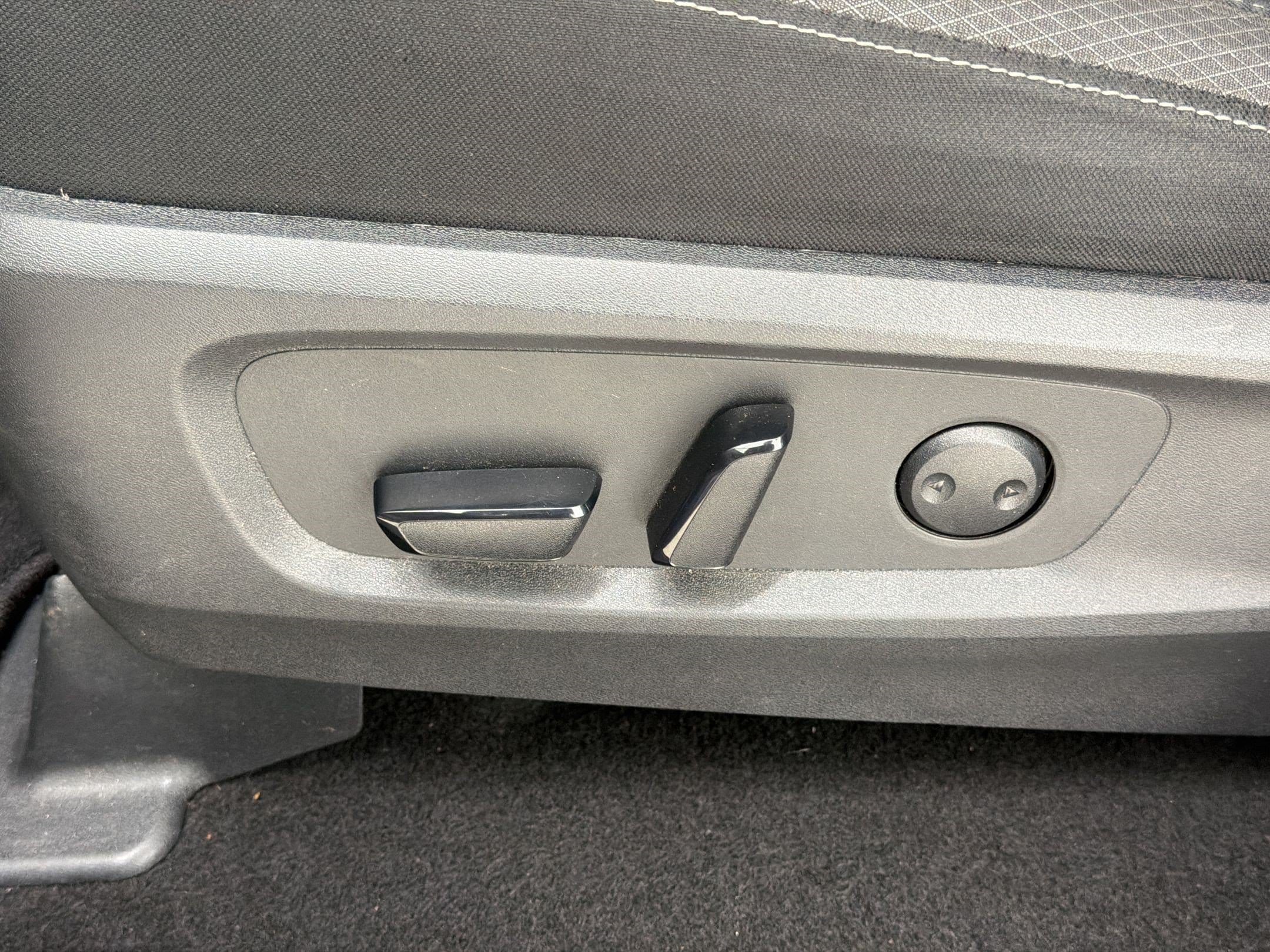 2025 Nissan Pathfinder SV - Photo 14