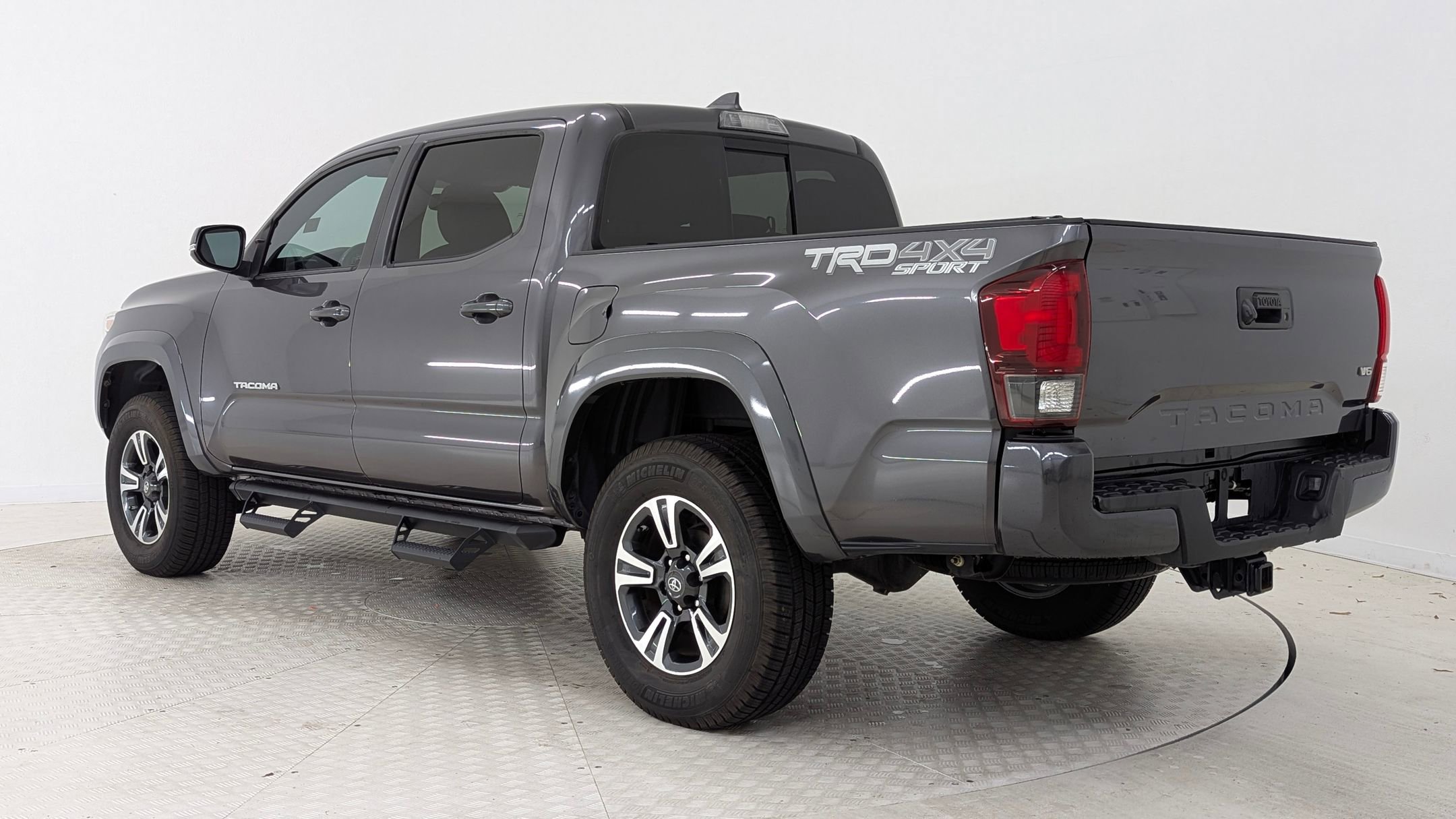 2018 Toyota Tacoma TRD Sport photo 3