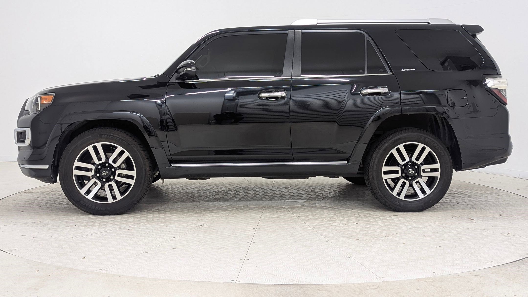 2022 Toyota 4Runner Limited photo 2