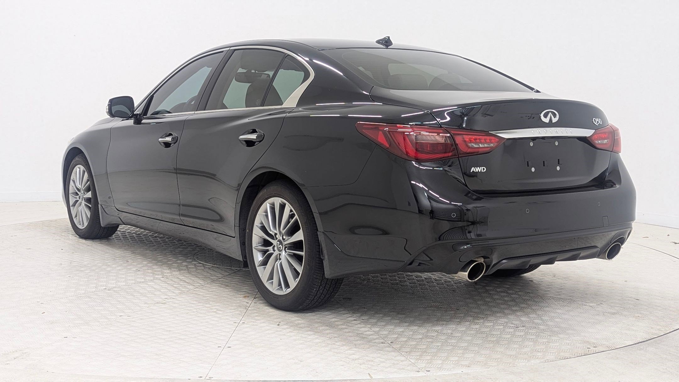 2023 Infiniti Q50 LUXE photo 3