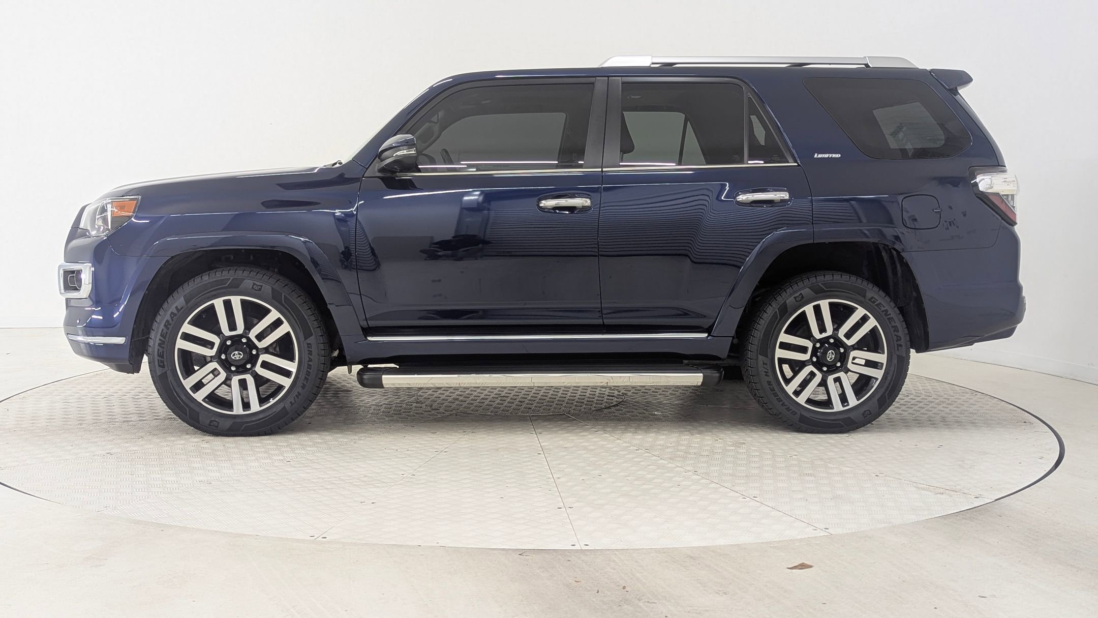 2023 Toyota 4Runner Limited photo 2