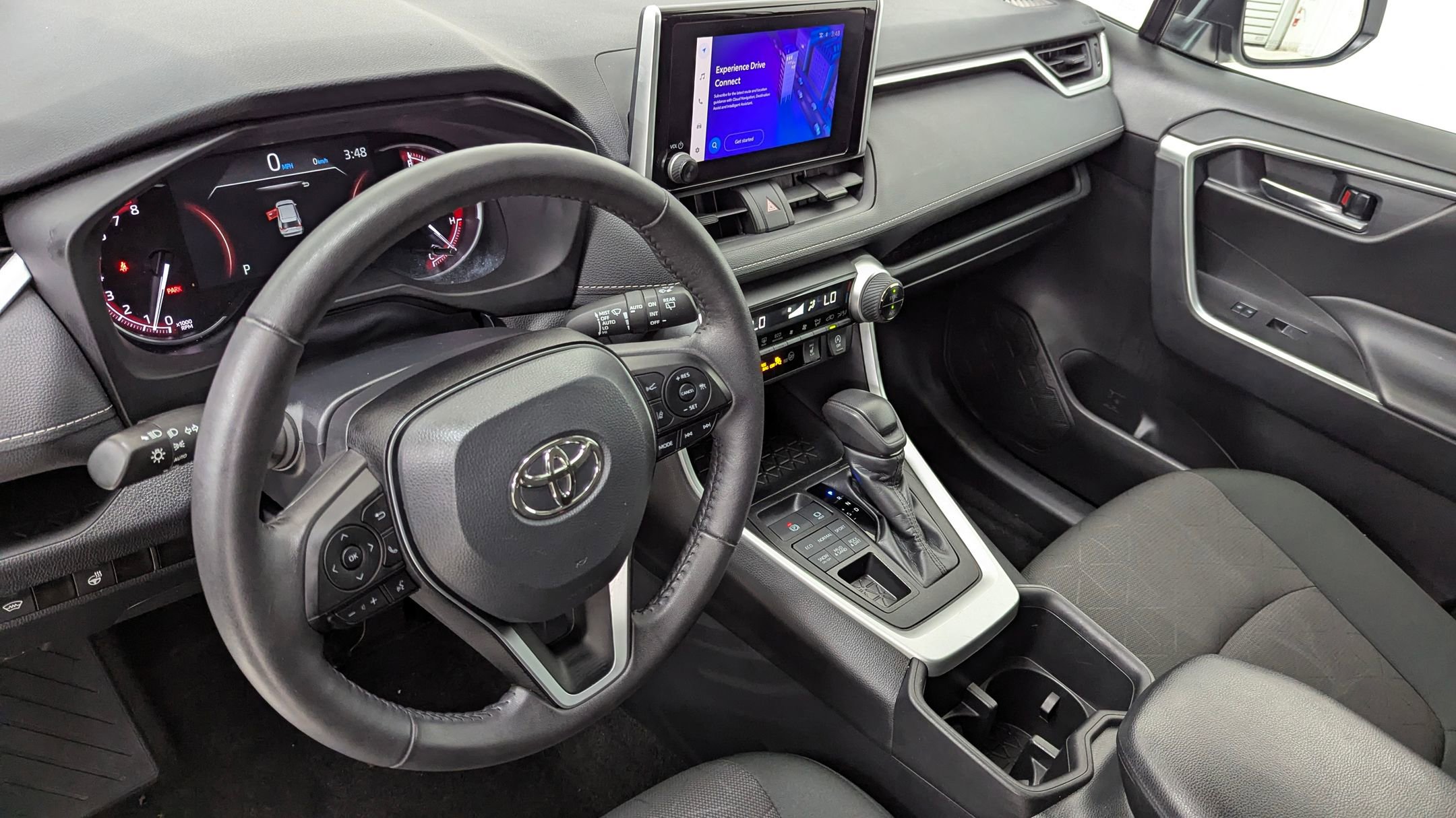 2024 Toyota RAV4 XLE photo 3
