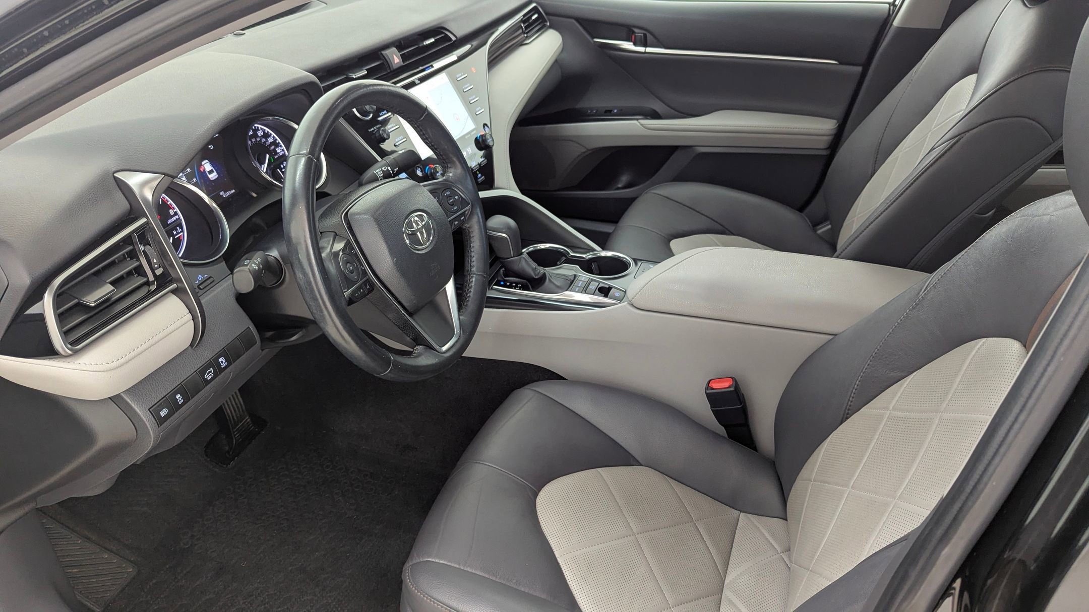 2019 Toyota Camry XLE photo 4