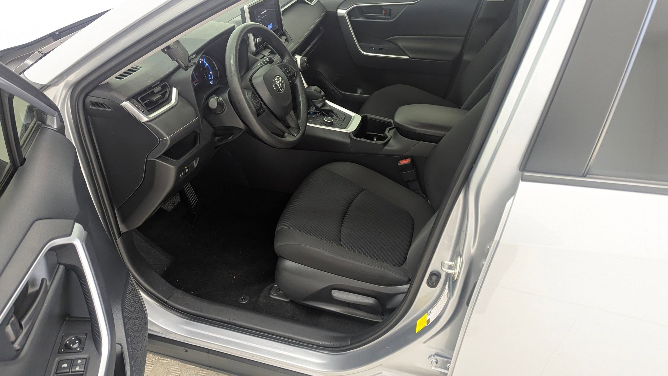 2023 Toyota RAV4 Hybrid LE photo 4