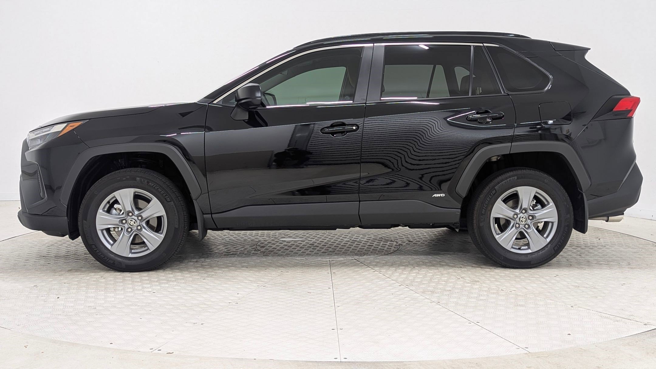 2025 Toyota RAV4 Hybrid LE photo 2