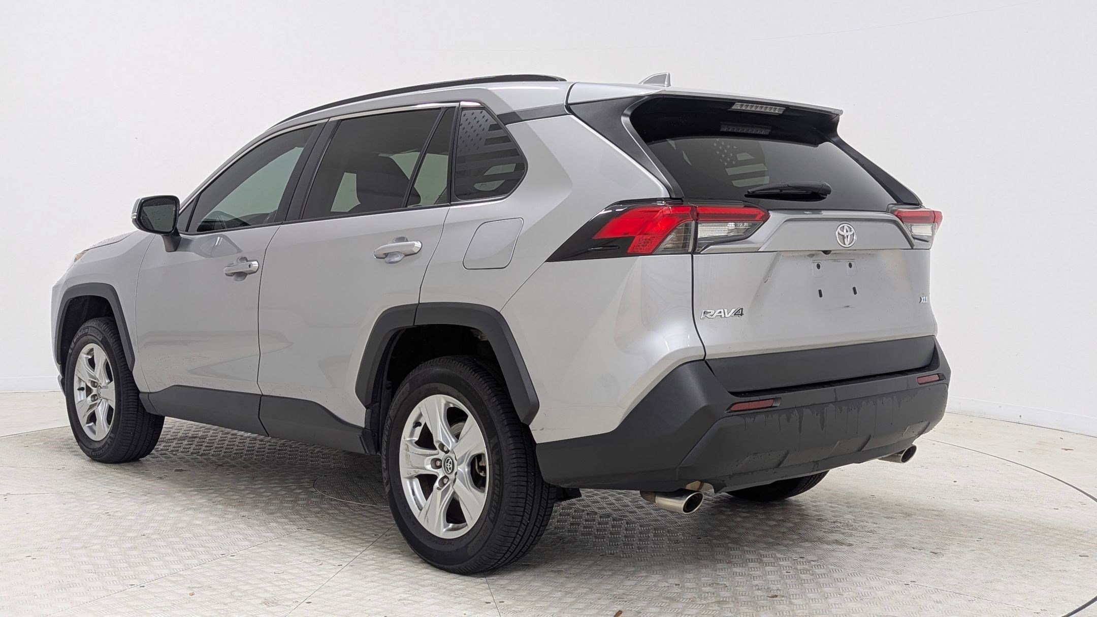2020 Toyota RAV4 XLE photo 3