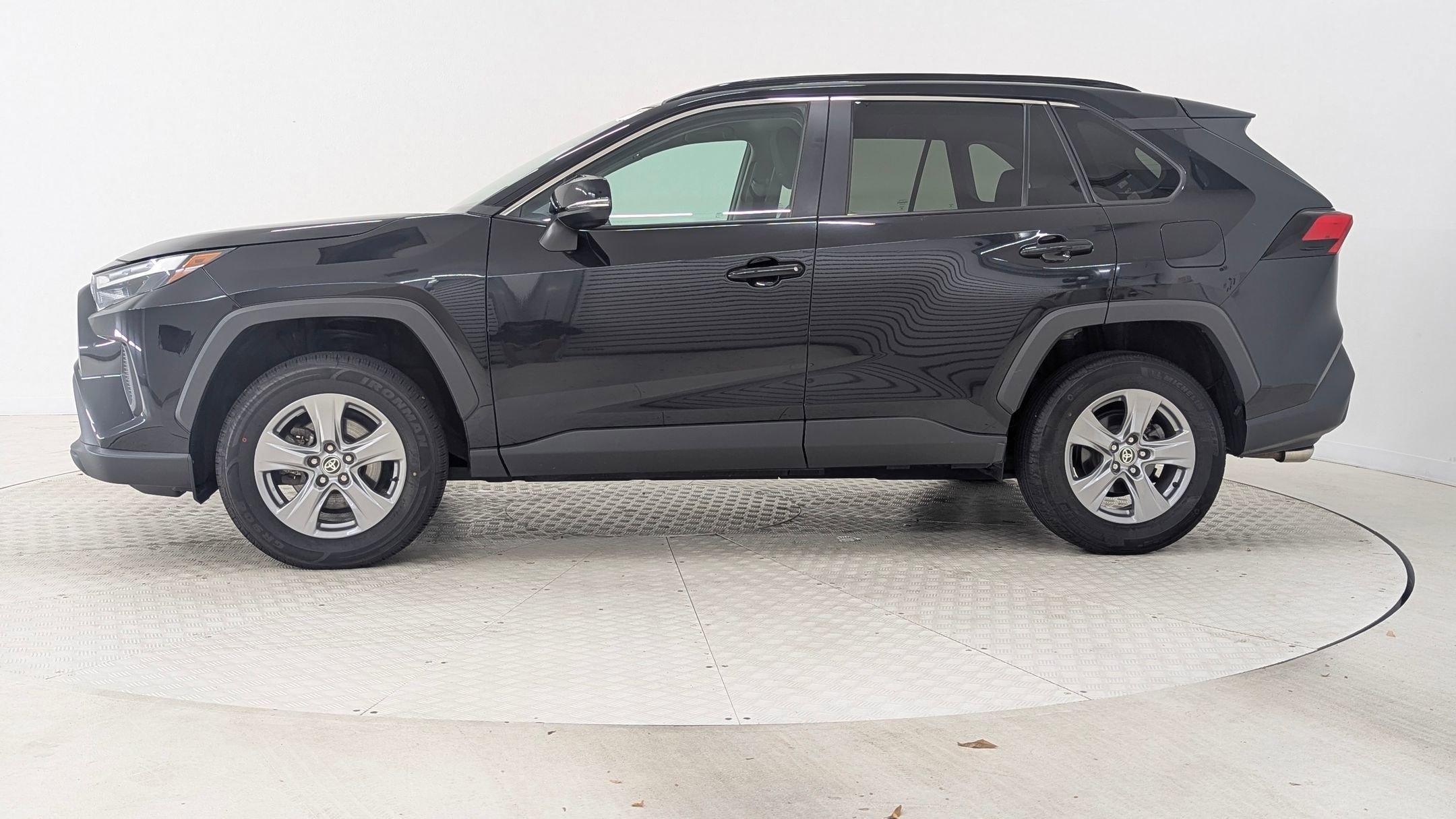 2024 Toyota RAV4 XLE photo 2