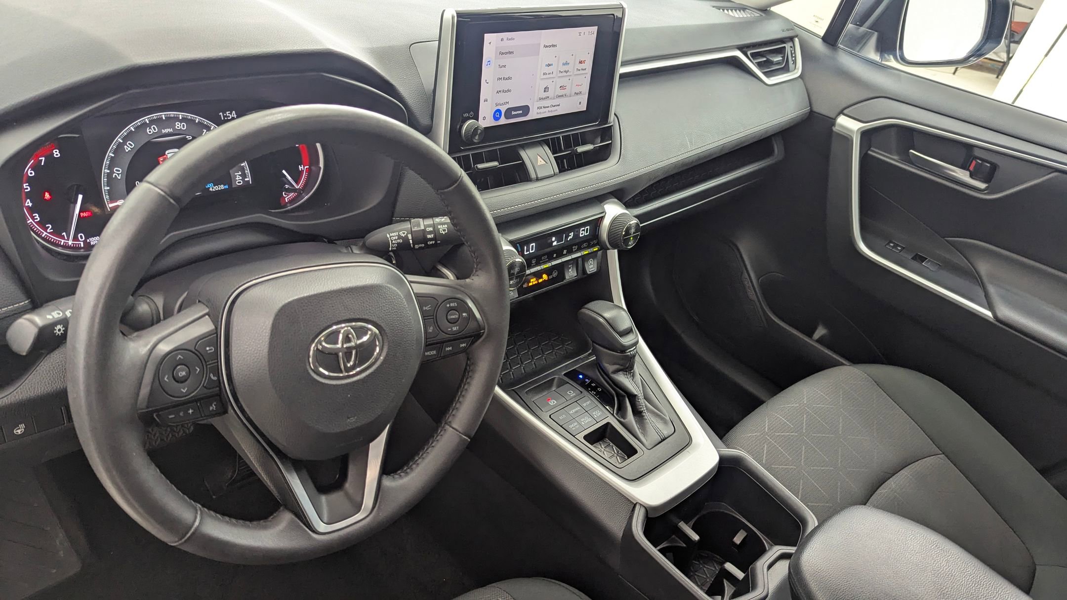 2024 Toyota RAV4 XLE photo 4