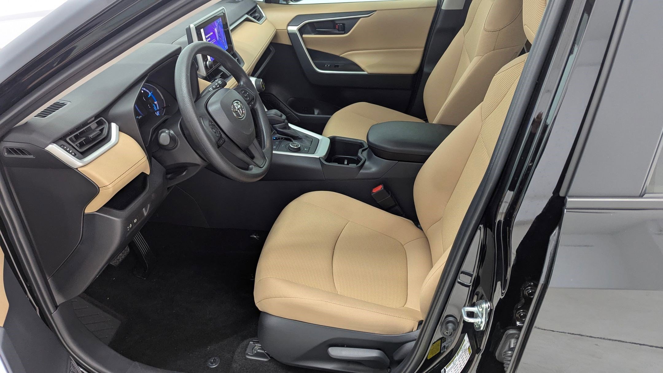 2025 Toyota RAV4 Hybrid LE photo 4