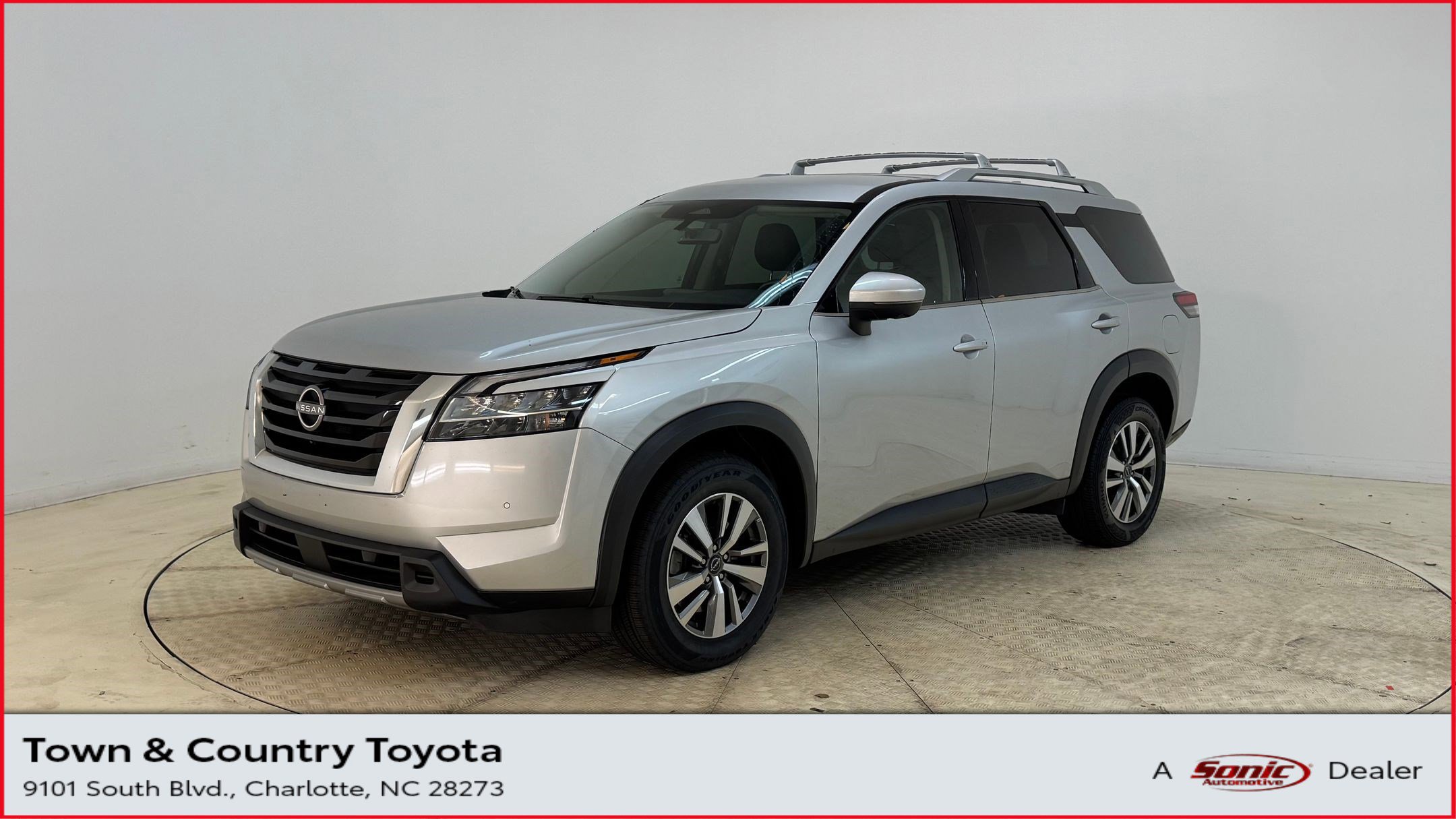 2023 Nissan Pathfinder SL's photo