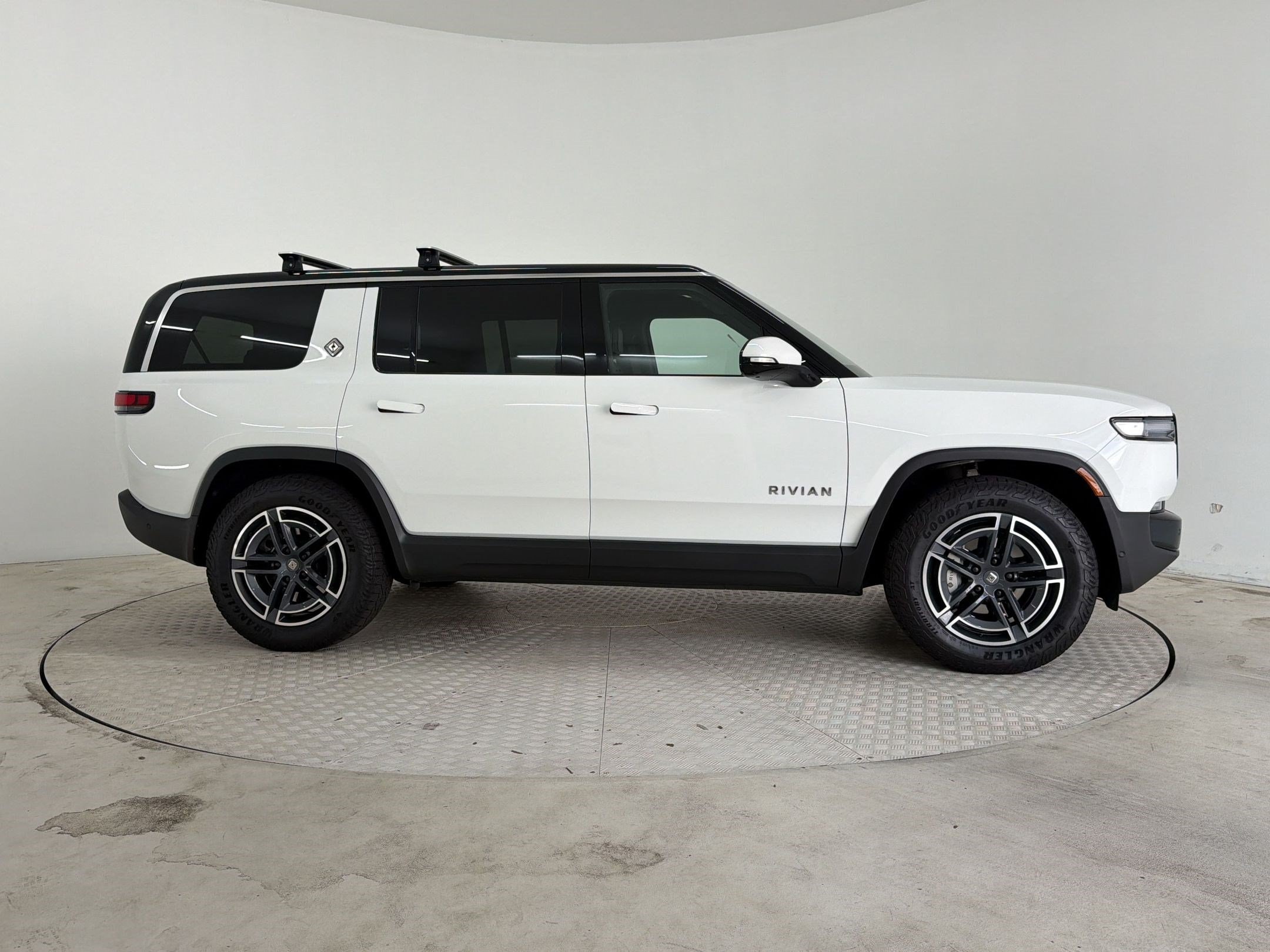 R1S Adventure SUV