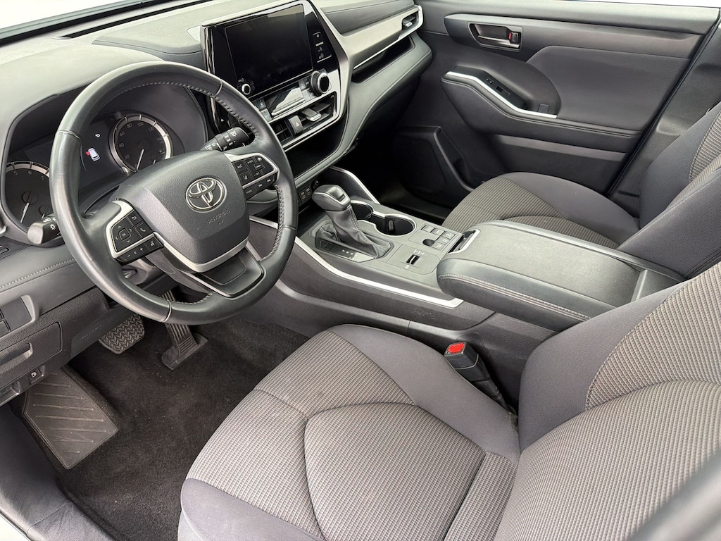 Used 2025 Toyota Highlander LE SUV
