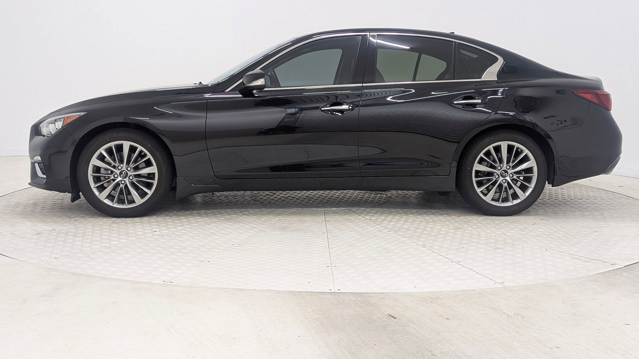 2023 Infiniti Q50 LUXE photo 2