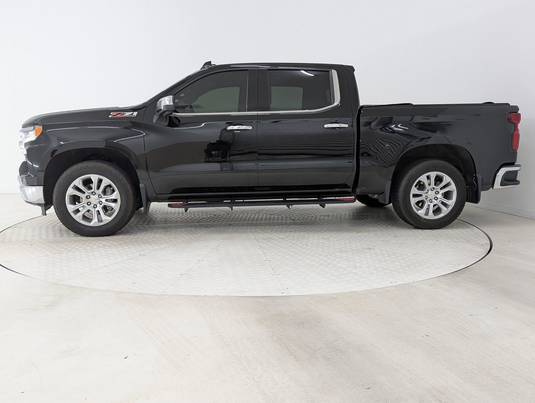 2024 Chevrolet Silverado 1500 LTZ photo 2