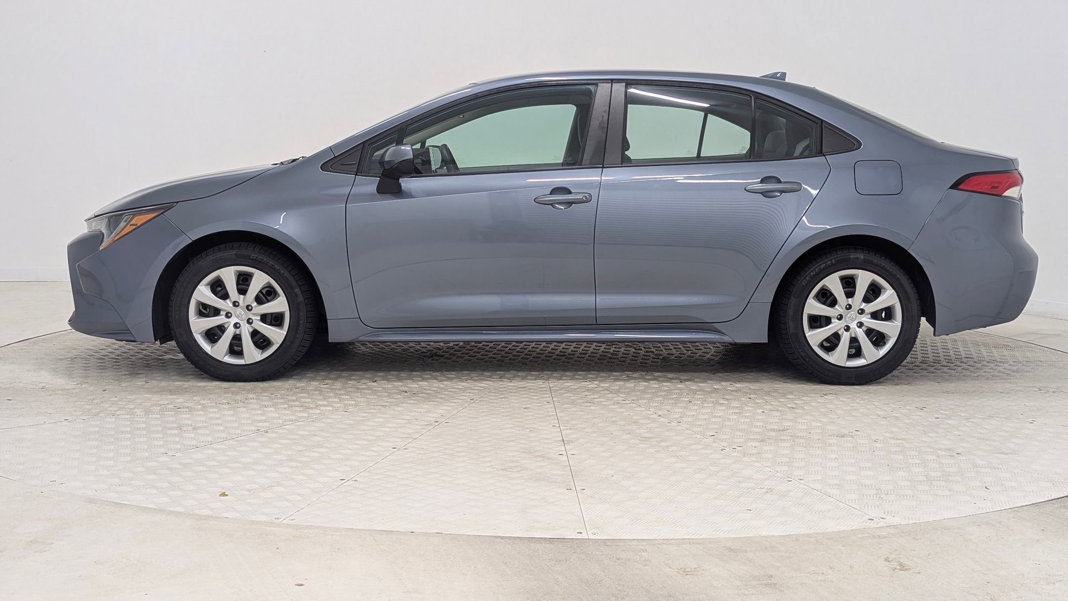 2022 Toyota Corolla LE photo 2