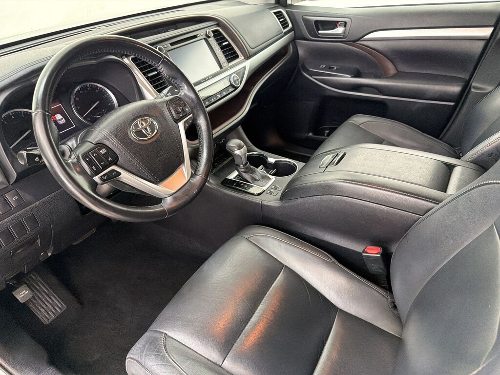 Used 2017 Toyota Highlander SE SUV