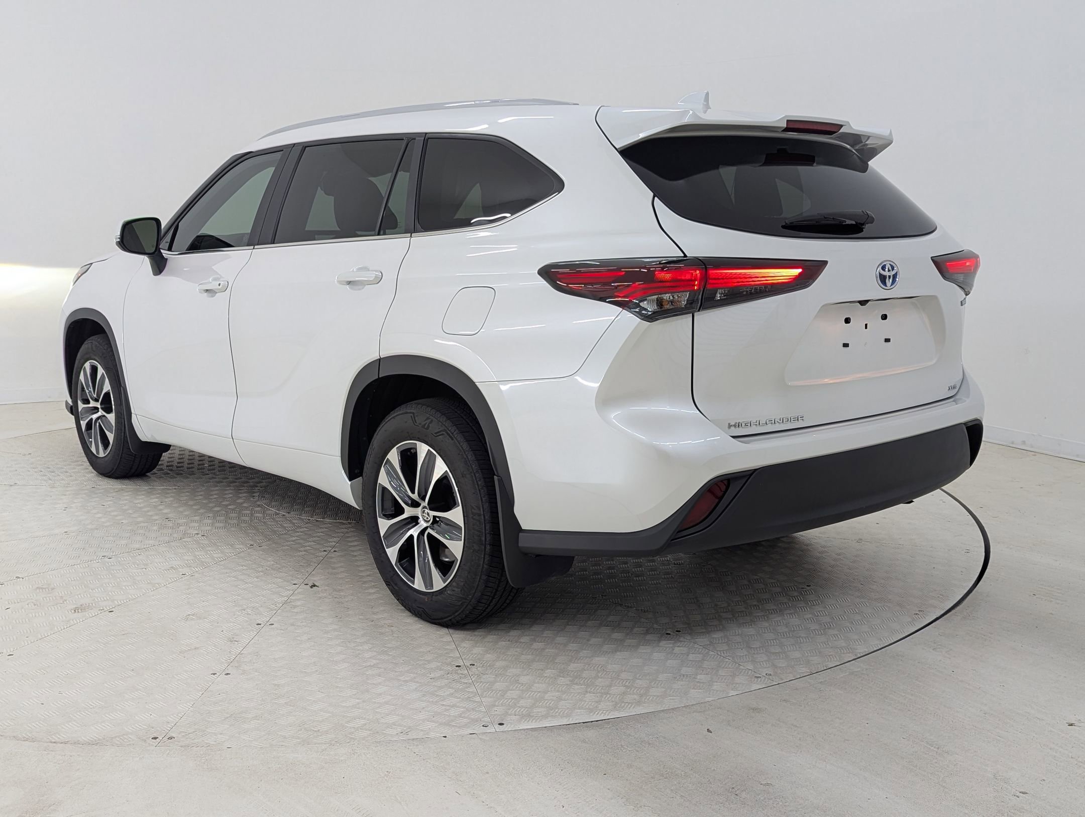 2024 Toyota Highlander Hybrid XLE photo 2