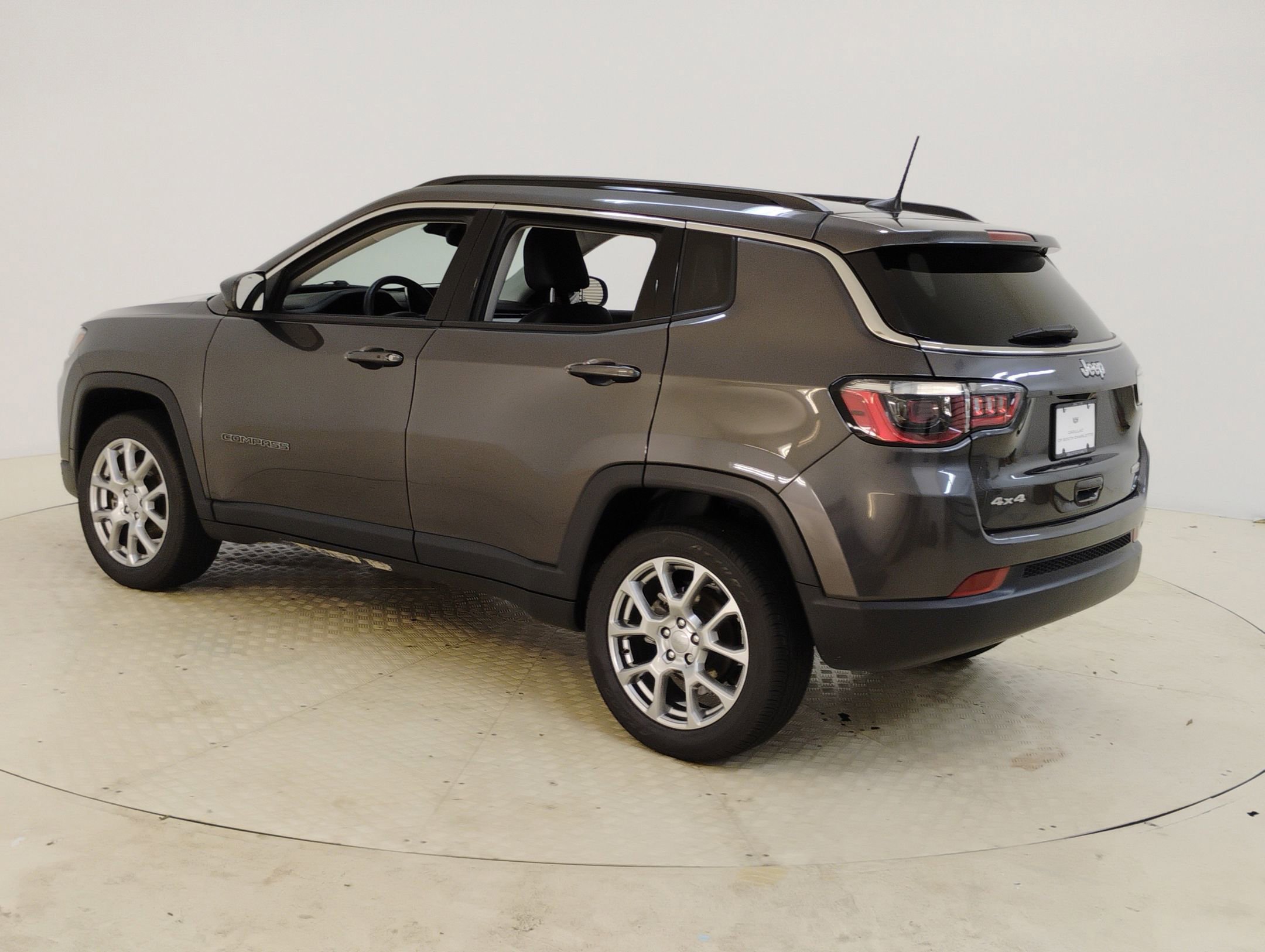 2022 Jeep Compass Latitude Lux photo 3