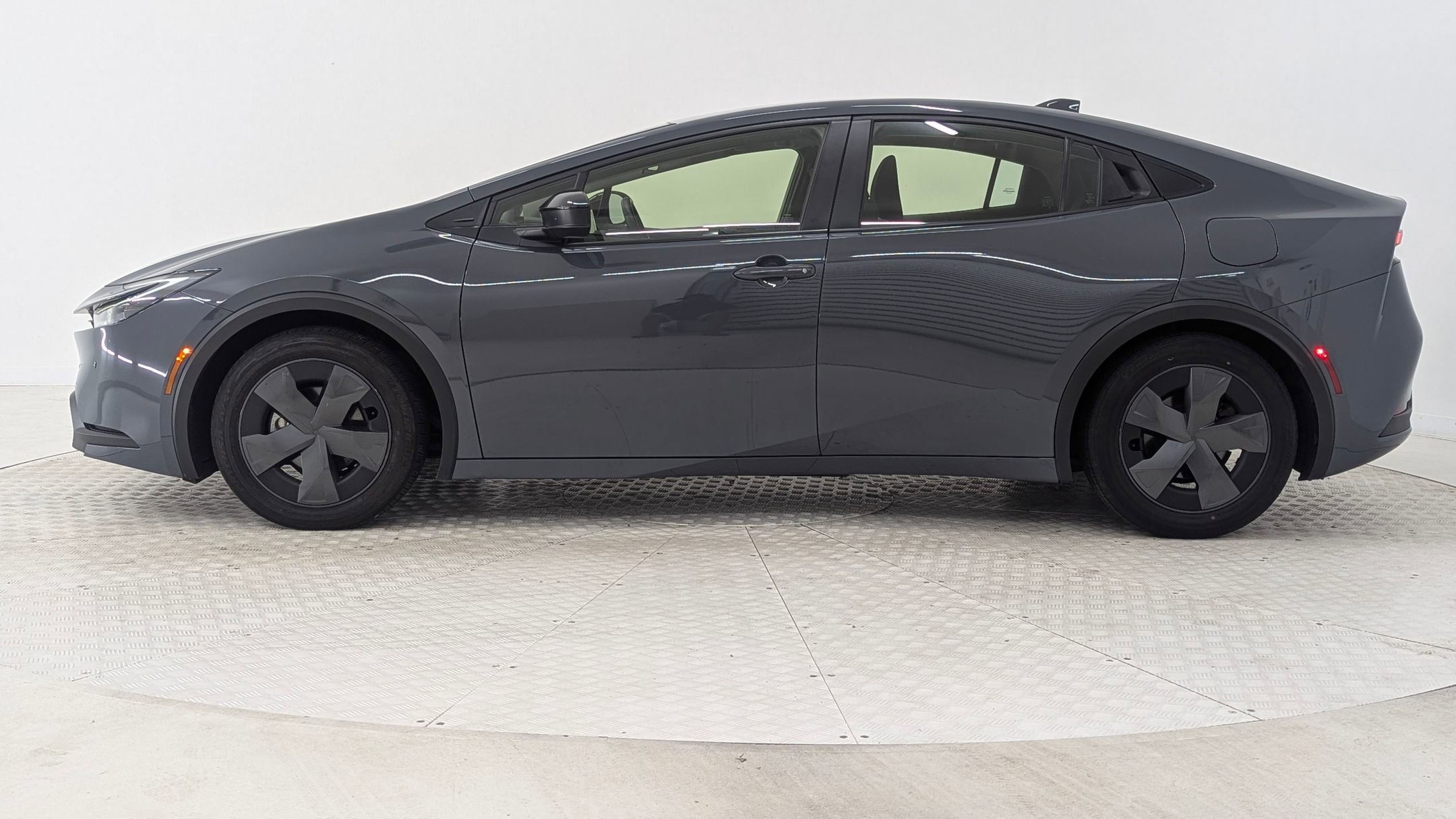 2024 Toyota Prius LE photo 2
