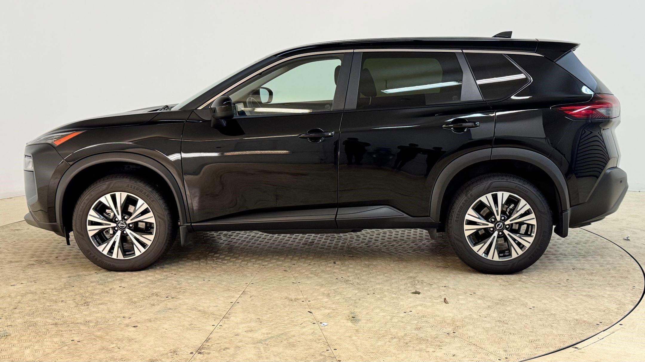 2023 Nissan Rogue SV photo 2