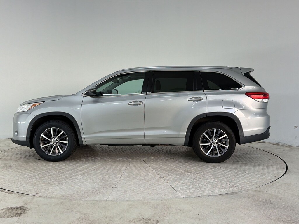 Used 2017 Toyota Highlander SE SUV