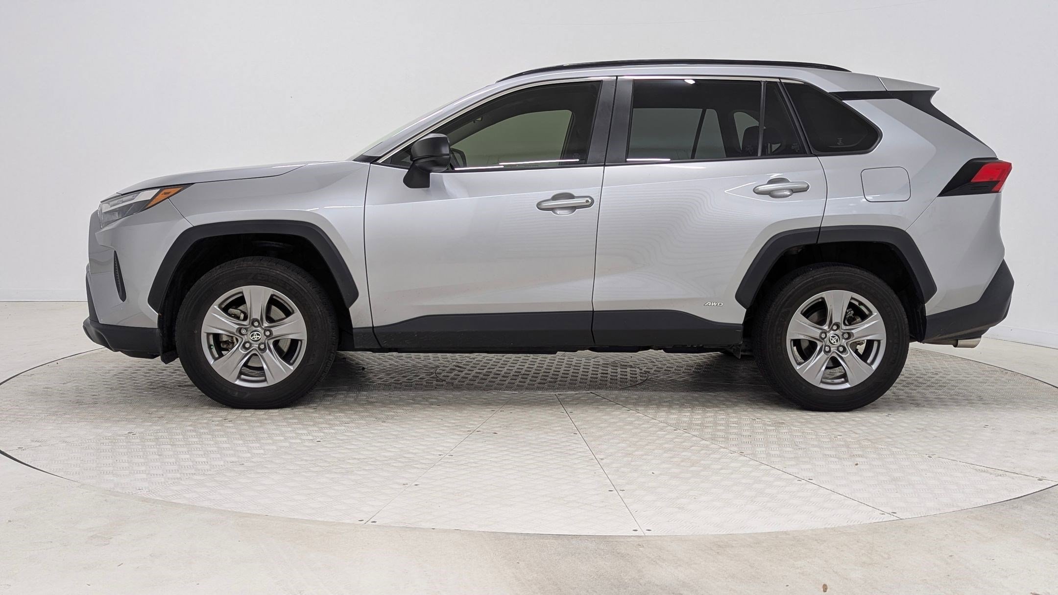 2023 Toyota RAV4 Hybrid LE photo 2