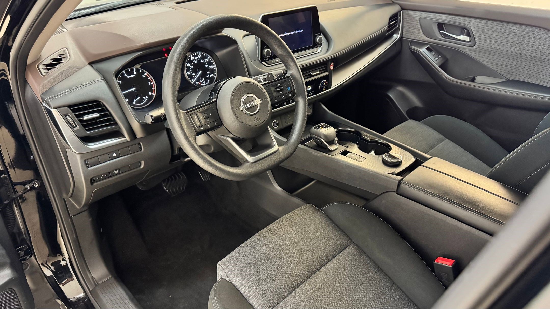 2023 Nissan Rogue SV photo 4