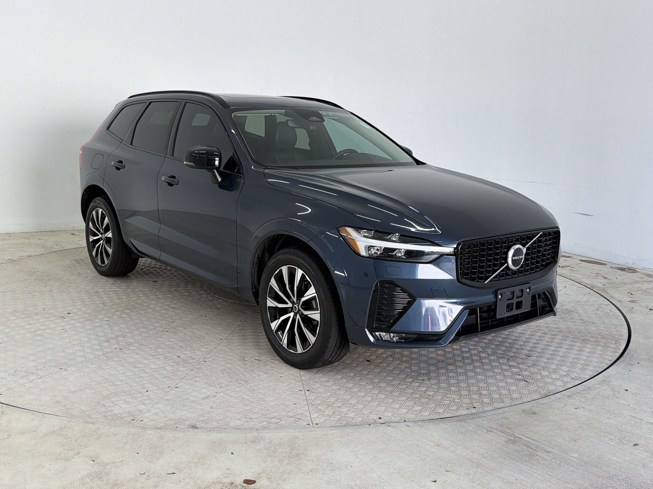 XC60 Core Dark Theme SUV