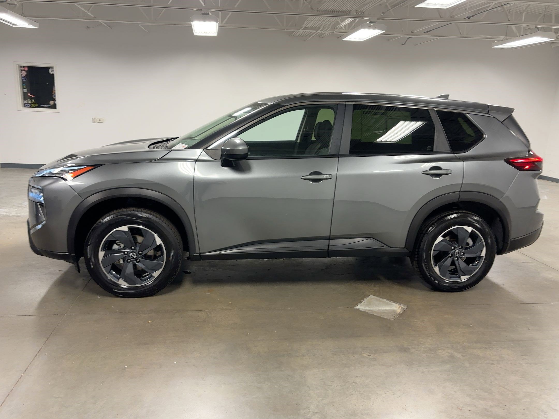 2024 Nissan Rogue SV photo 2