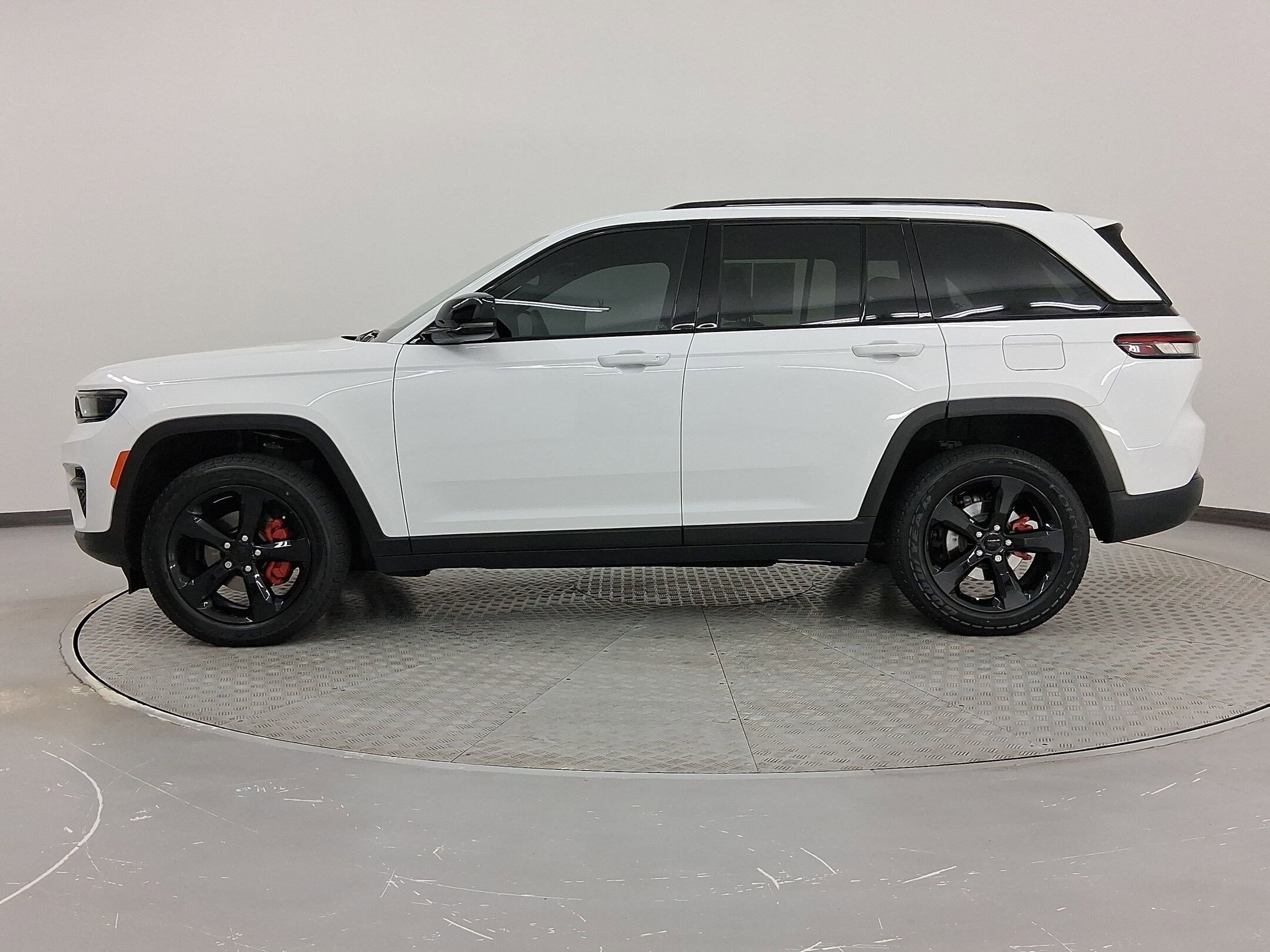 2023 Jeep Grand Cherokee Laredo Altitude photo 2